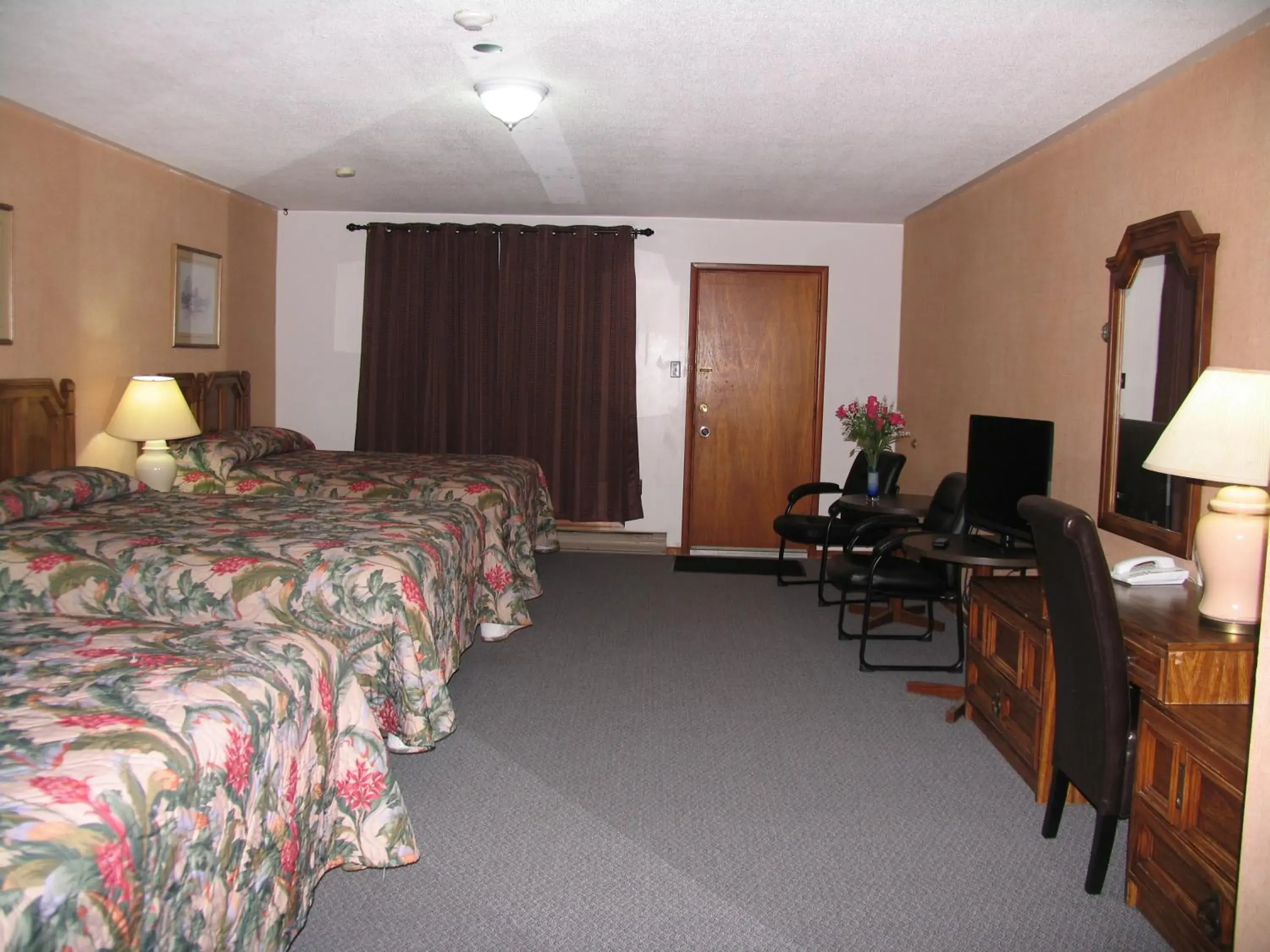 Photo of the whole room in Seven Oakes Motel