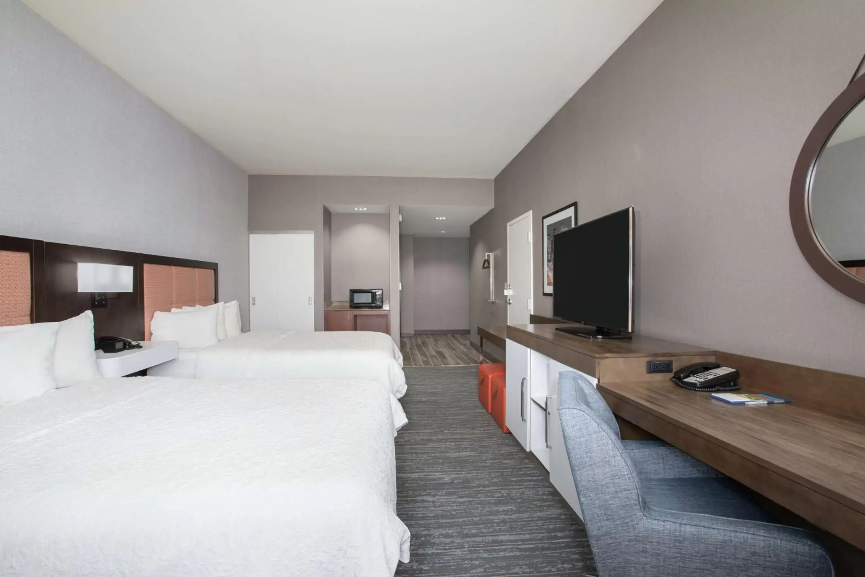 Bedroom, TV/Entertainment Center in Hampton Inn & Suites Denver-Downtown