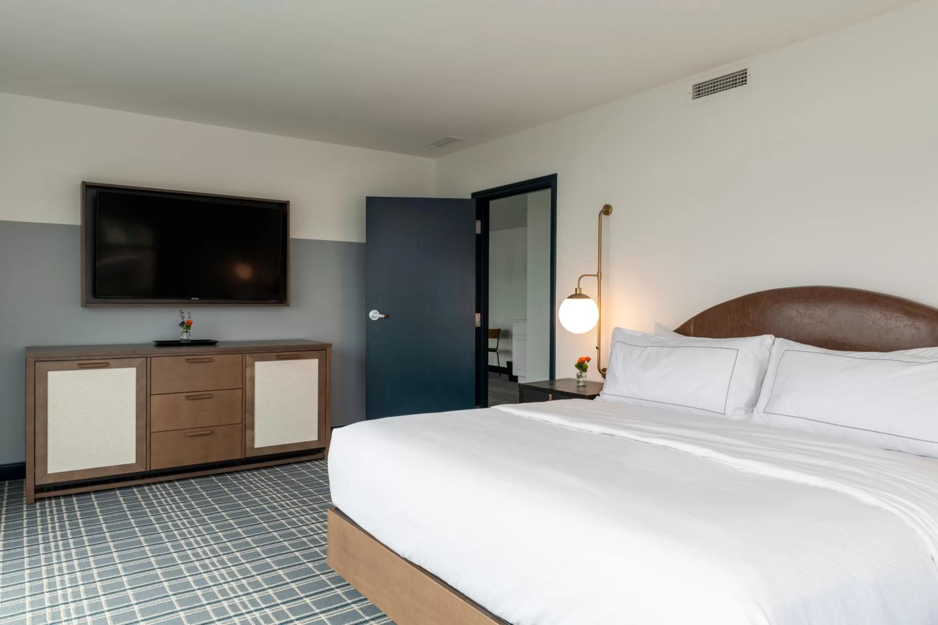 Bedroom, Bed in Hotel Canandaigua, Tapestry Collection By Hilton