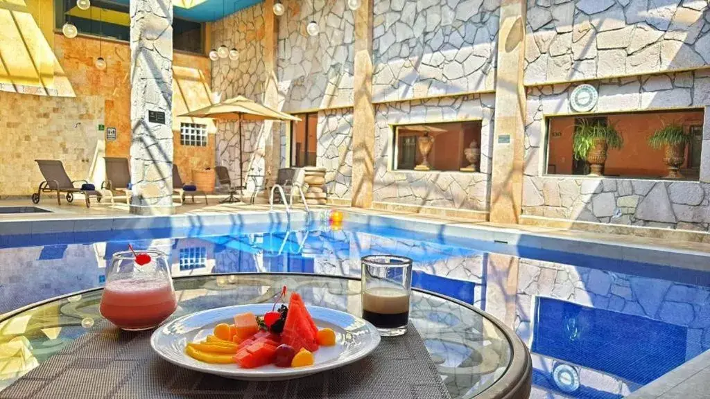 Food and drinks, Swimming Pool in Quinta del Rey Hotel