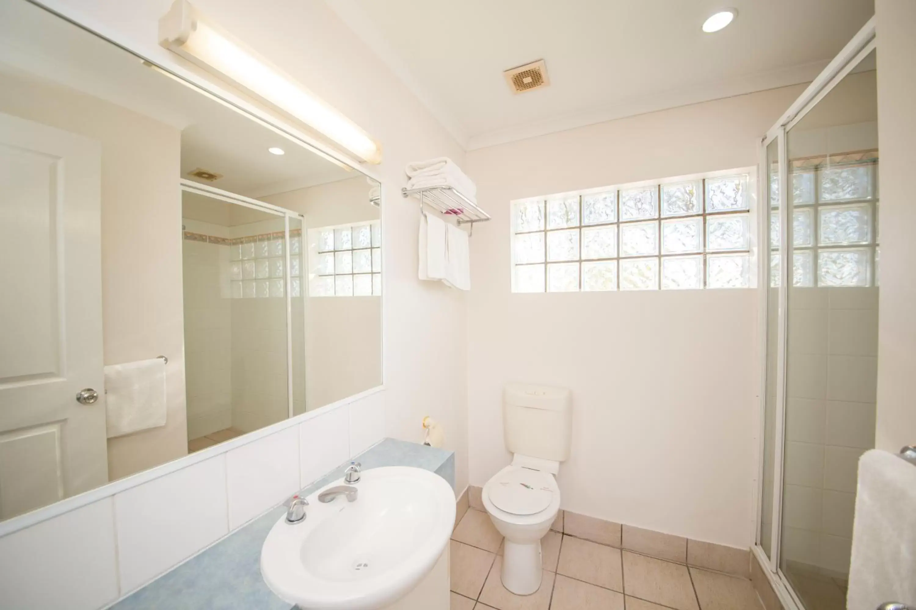 Bathroom in Cosmopolitan Motel & Serviced Apartments