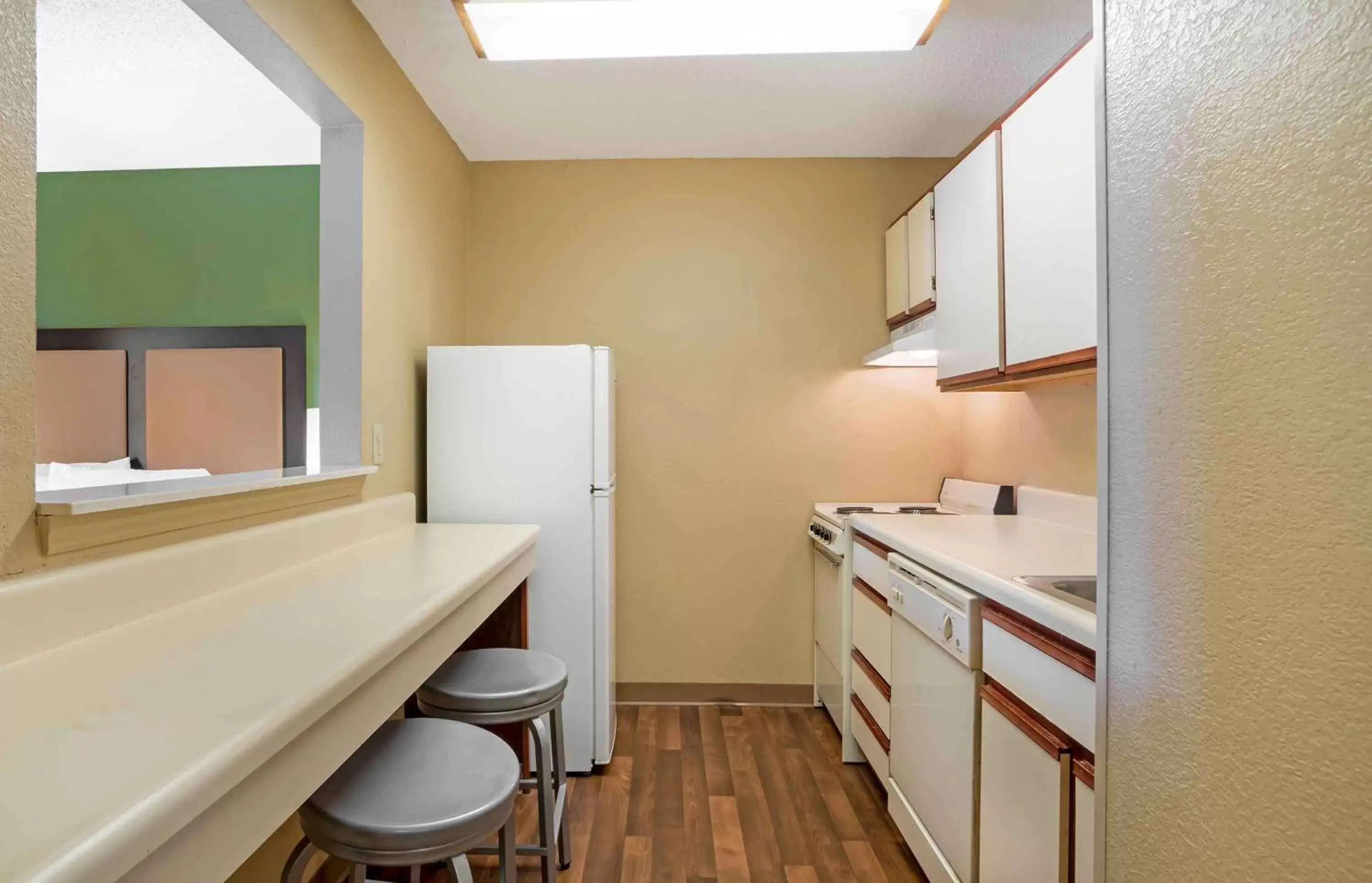 Bedroom, Kitchen/Kitchenette in Extended Stay America Select Suites - Columbia - Gateway Drive