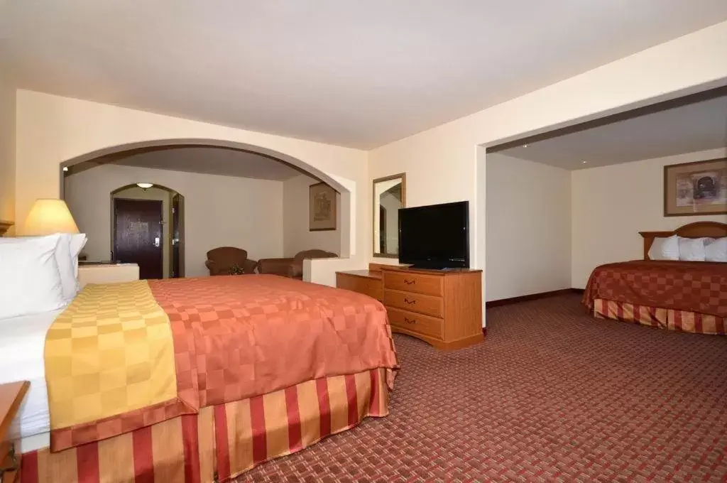 Bedroom, TV/Entertainment Center in Best Western Casa Villa Suites