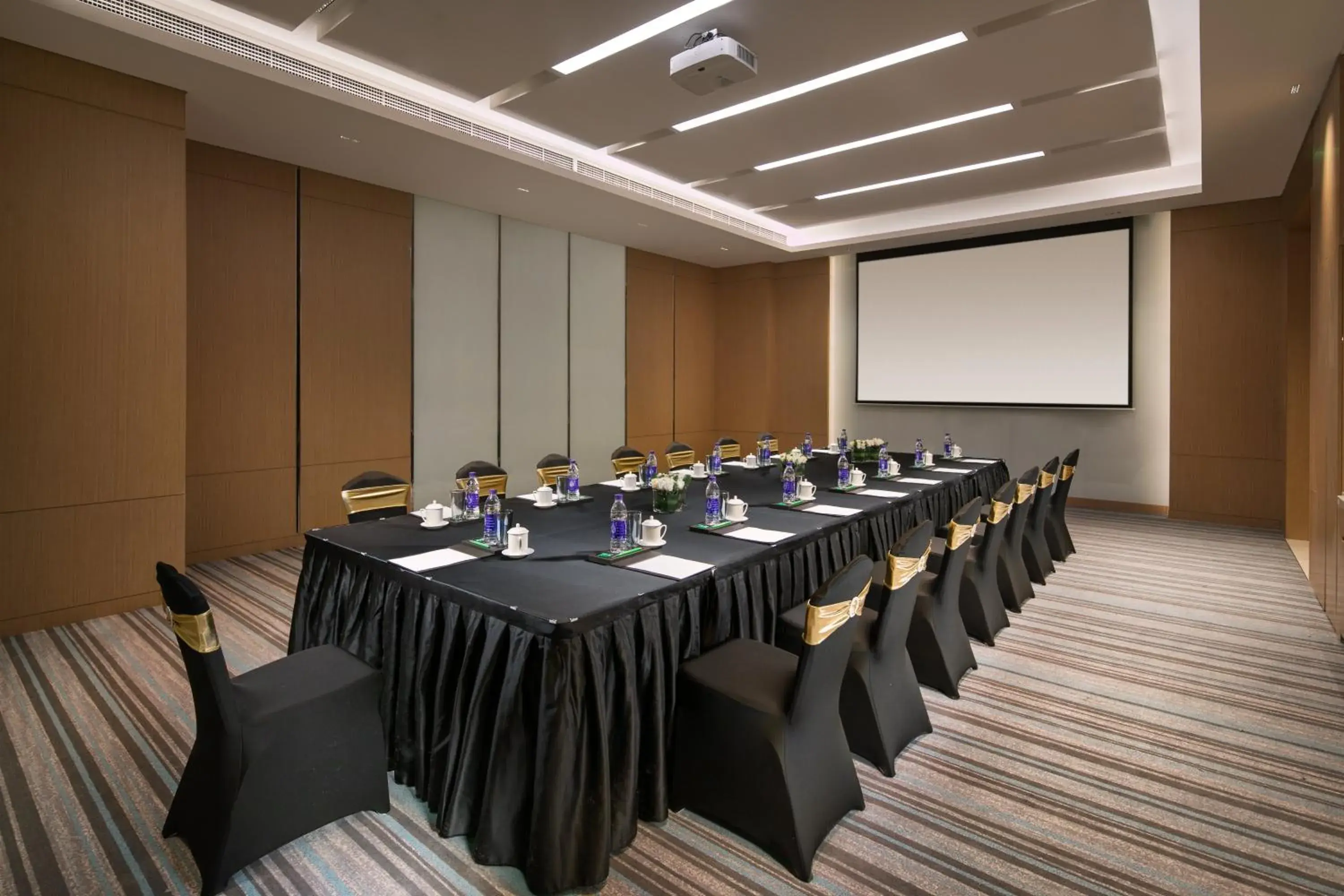 Meeting/conference room in Holiday Inn Tianjin Xiqing, an IHG Hotel