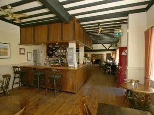 Lounge or bar, Kitchen/Kitchenette in Bolingbroke Arms & Hotel