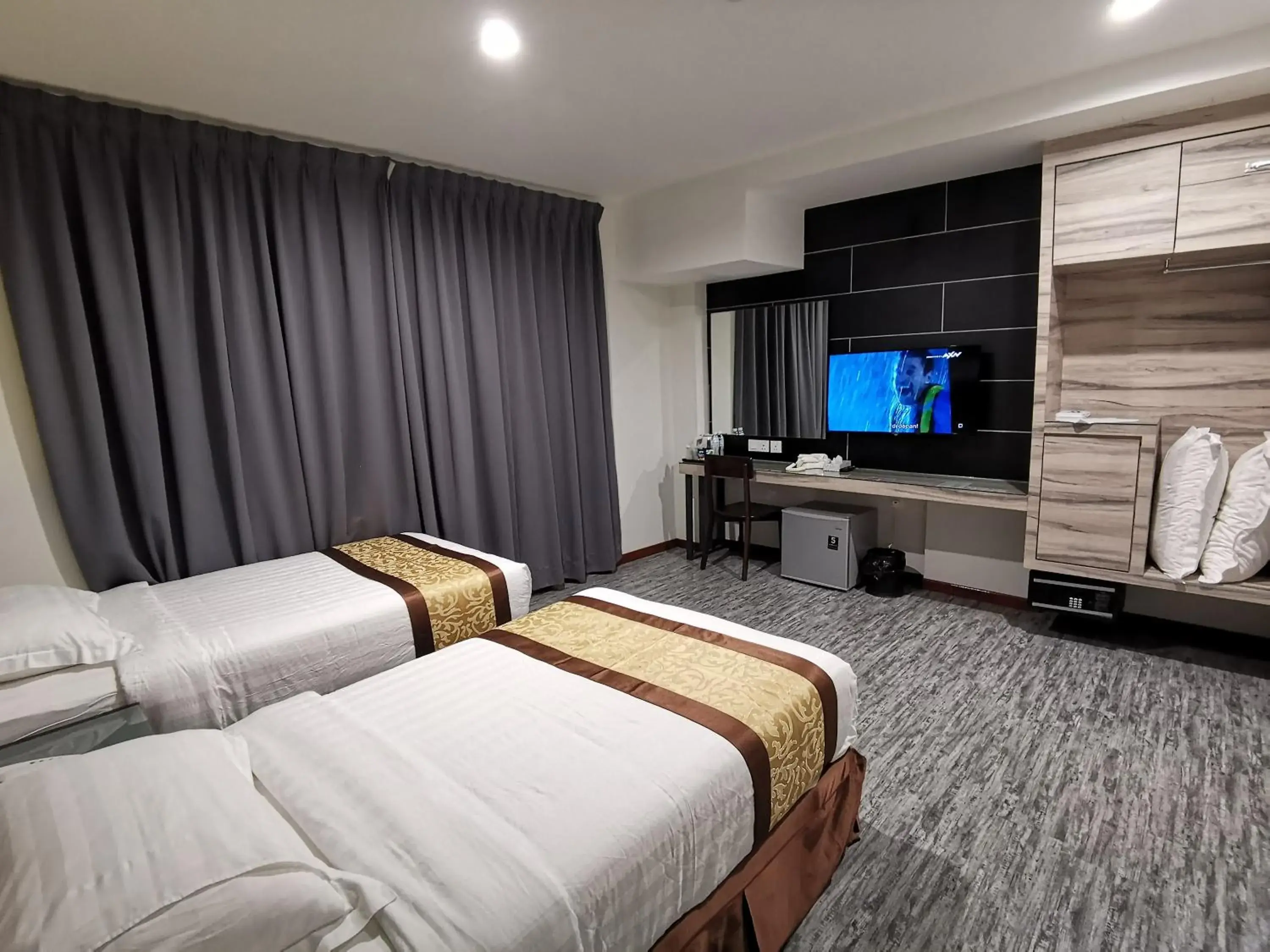 Bed in Meriton Inn Hotel