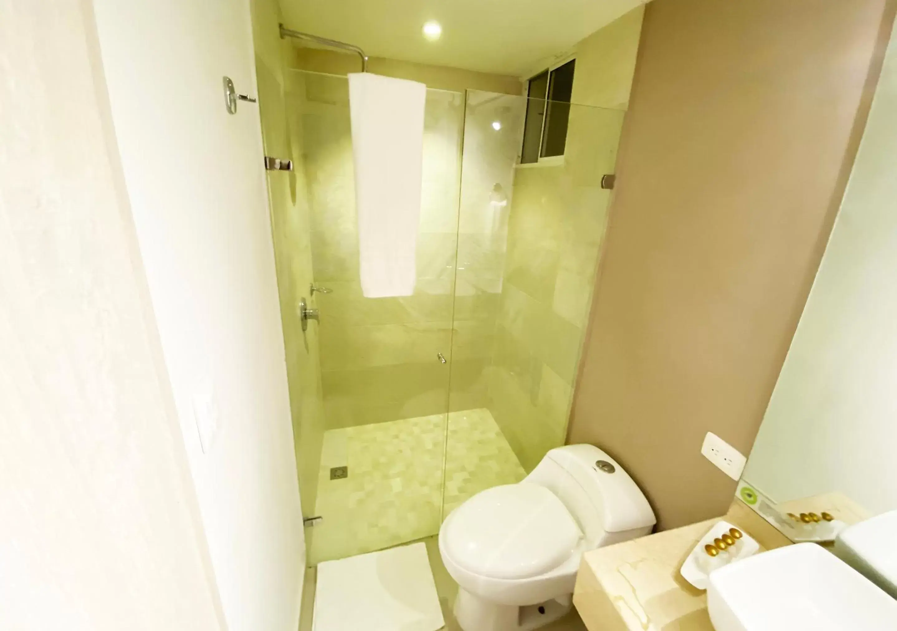 Bathroom in Hotel 1525 By GEH Suites