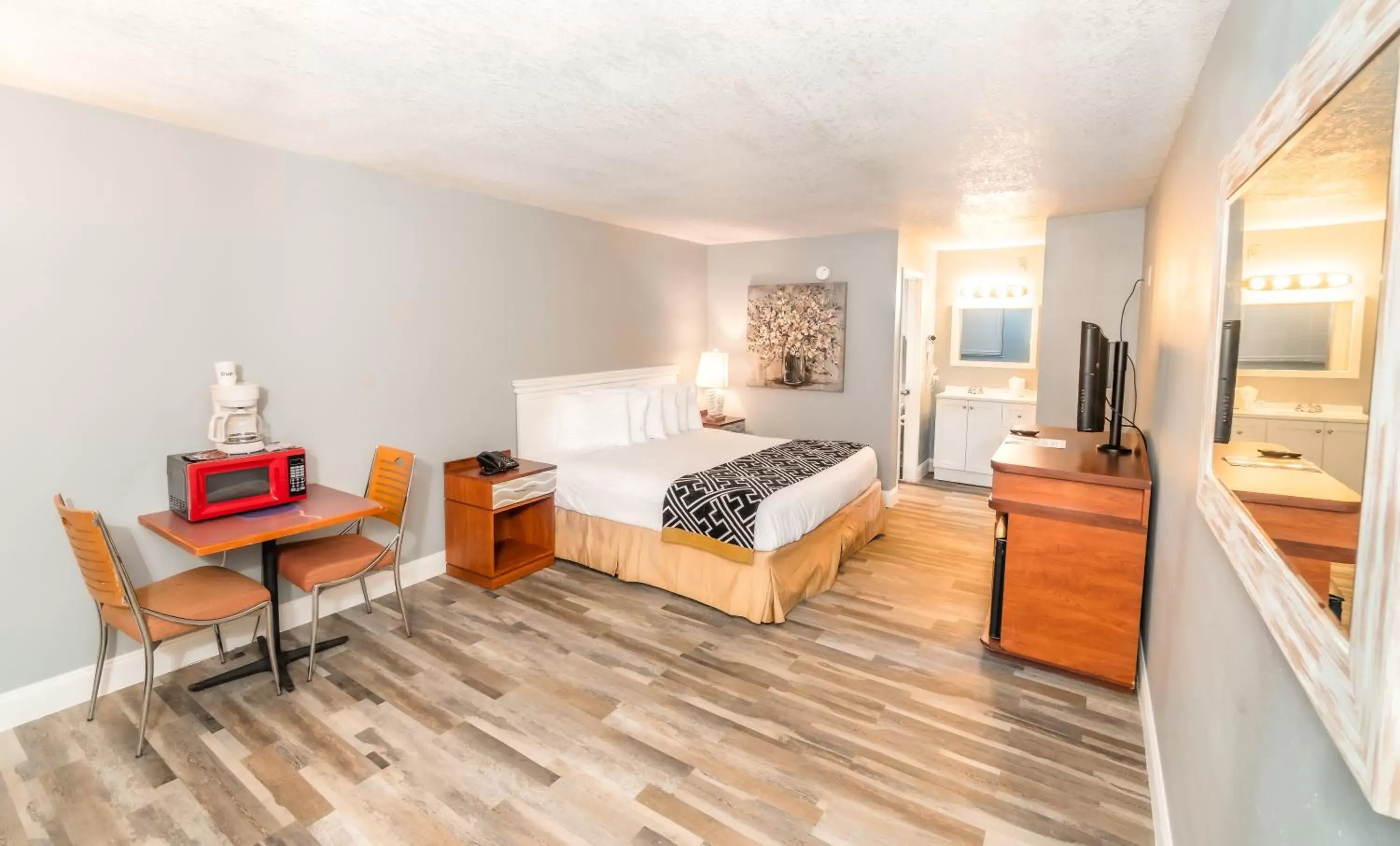 Bedroom, Seating Area in Sunshine Inn