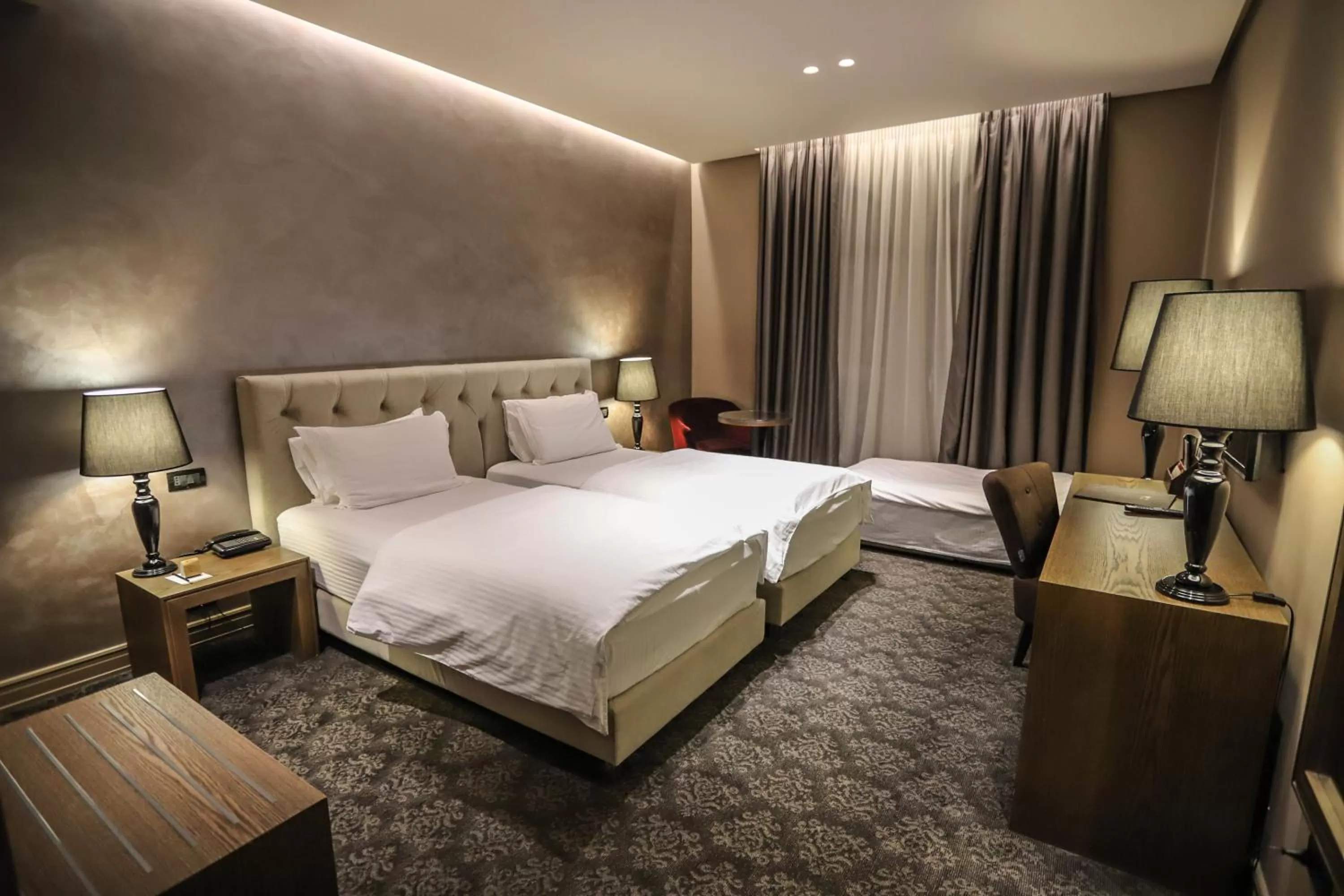 Bedroom, Bed in Mondial Hotel