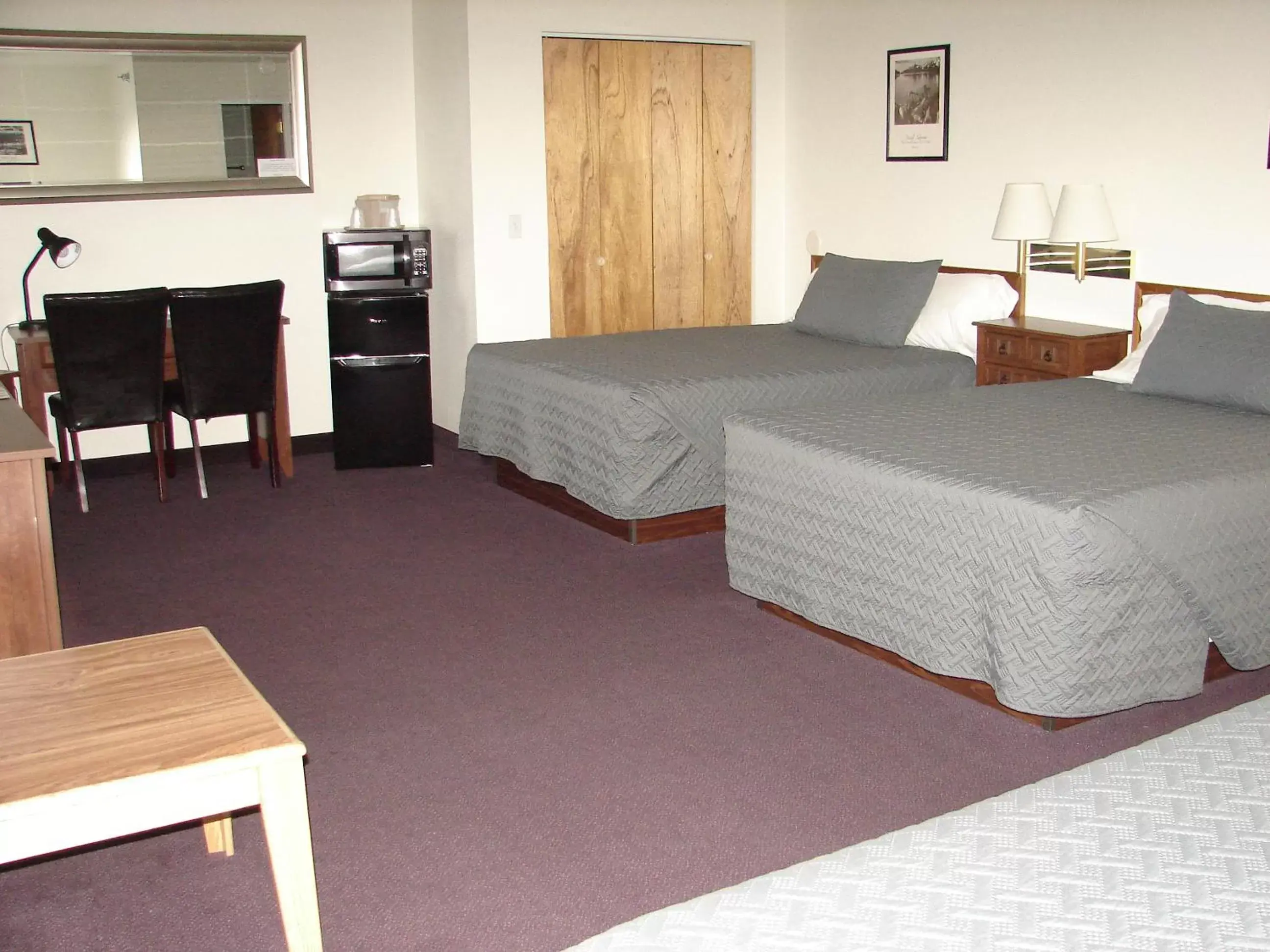 Bed in Mountain View Motor Inn