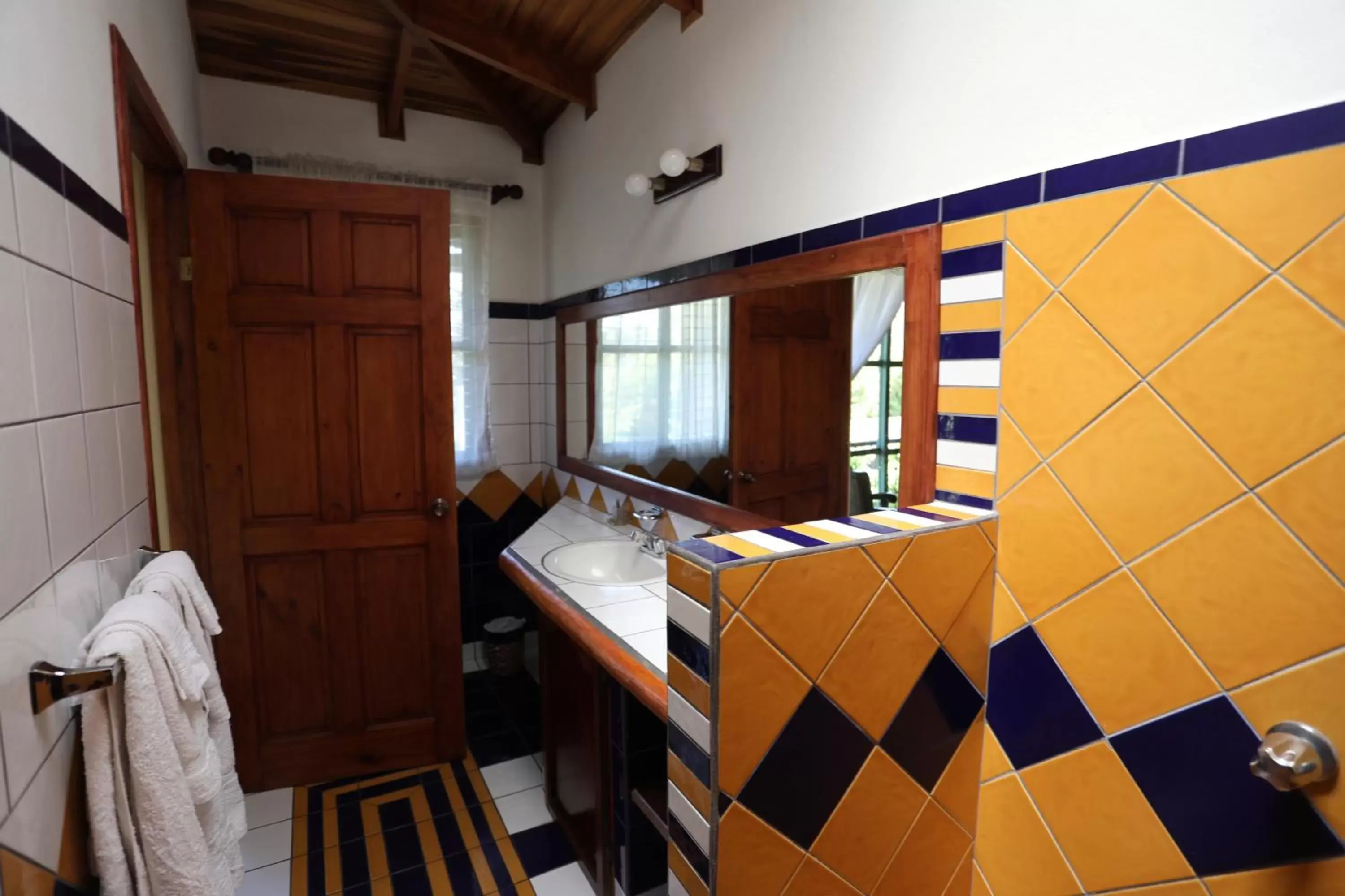 Shower, Dining Area in Tierra Magica B&B and Art Studio