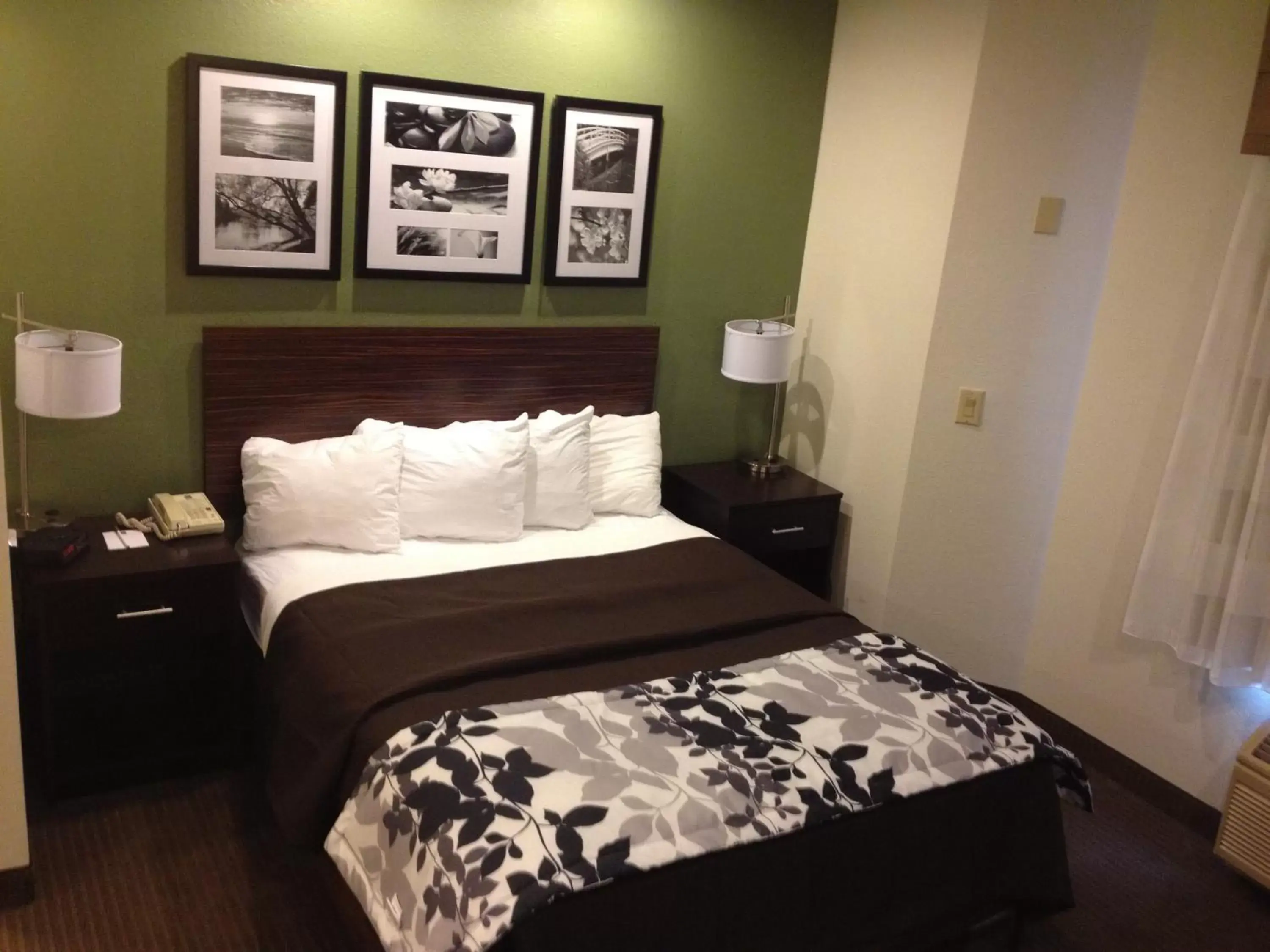 Queen Room - Non-Smoking in Sleep Inn University Place Queen Room - Non-Smoking in Sleep Inn University Place