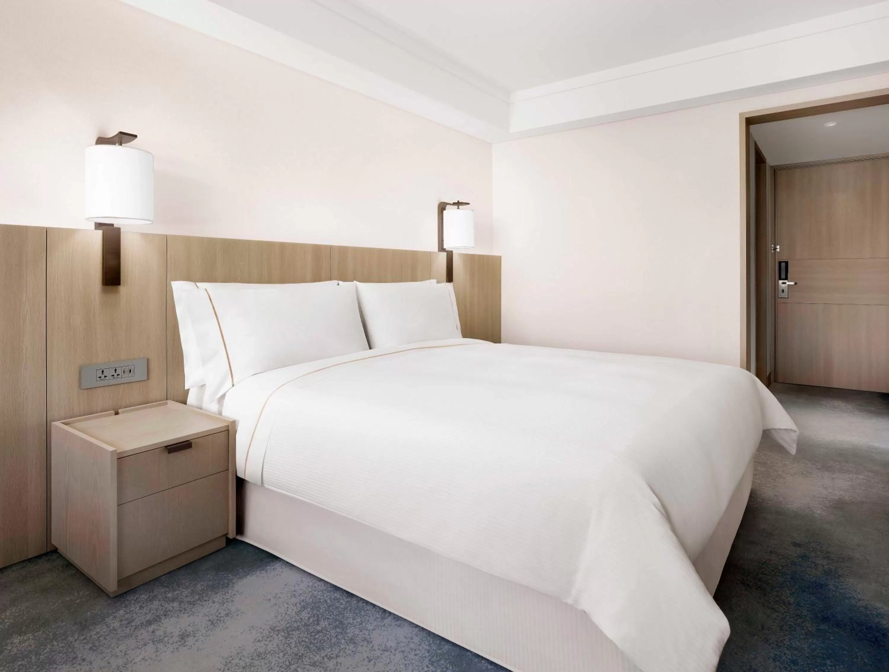 Executive Beach King, Club lounge access,  1 King, Haeundae Beach view in The Westin Josun Busan