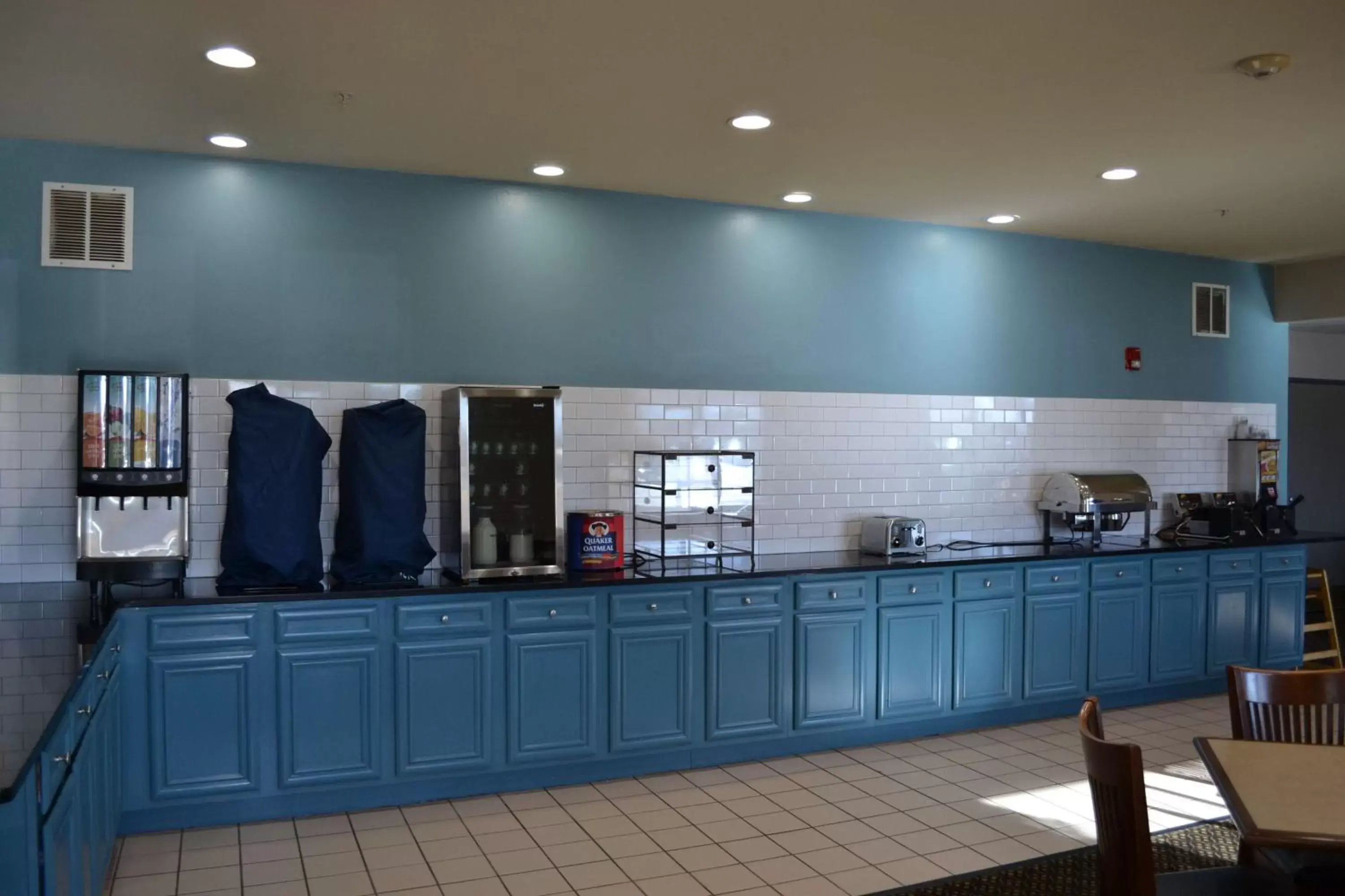 Restaurant/places to eat, Kitchen/Kitchenette in Country Inn & Suites by Radisson, Gurnee, IL