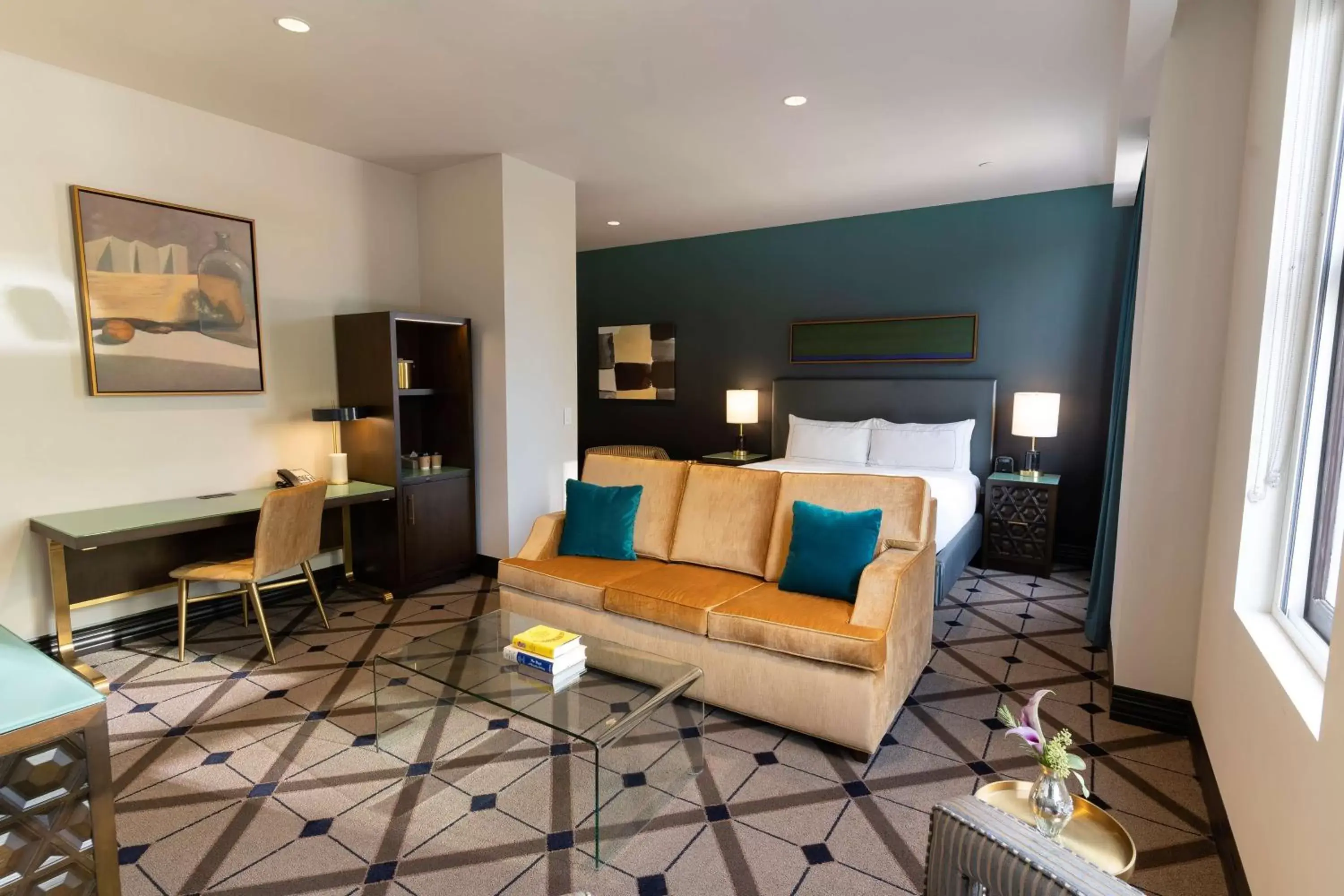 Bedroom, Seating Area in The Exchange Sacramento, Curio Collection By Hilton
