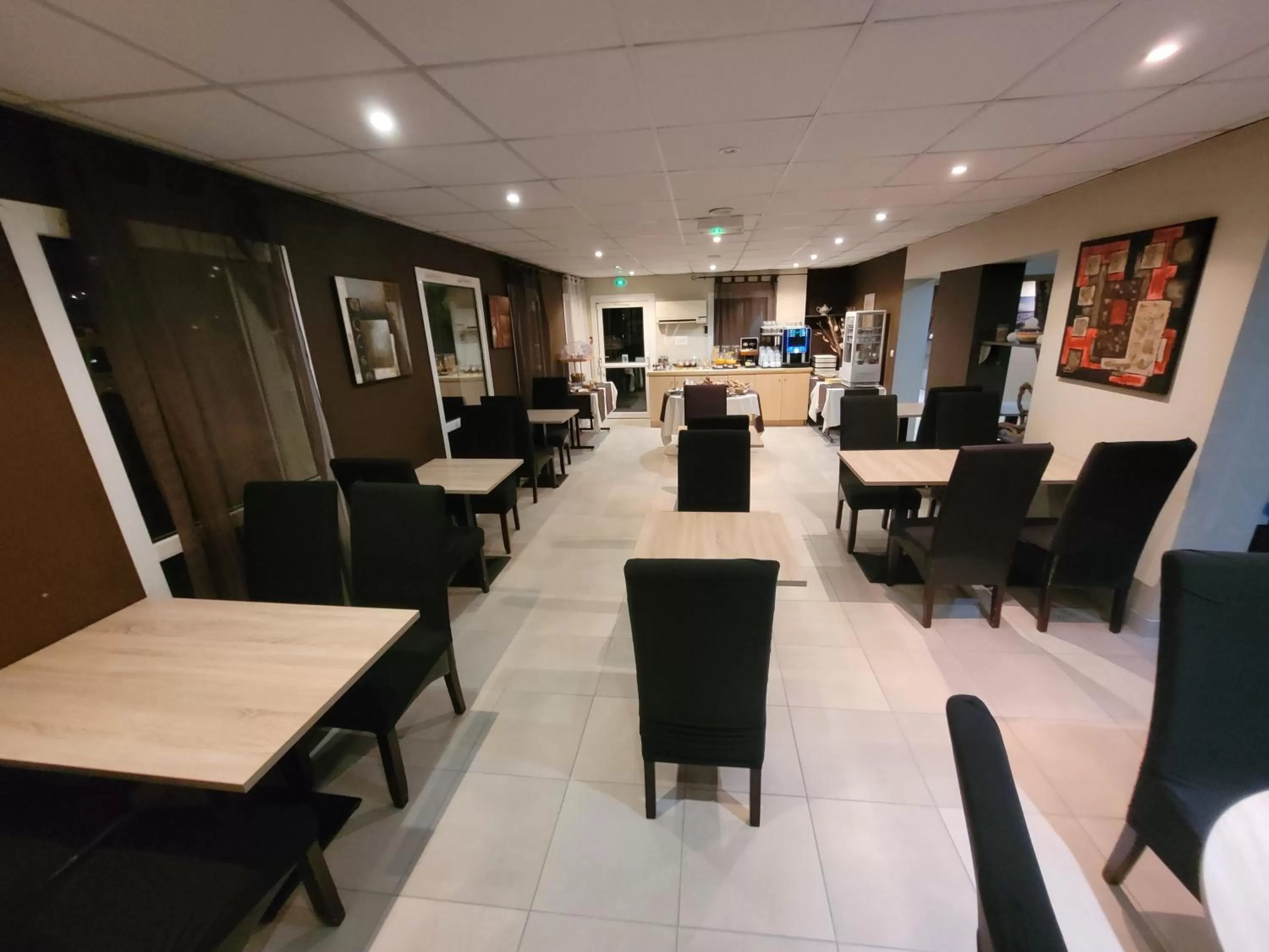 Restaurant/places to eat in Hôtel Le Cosy Blois Villebarou