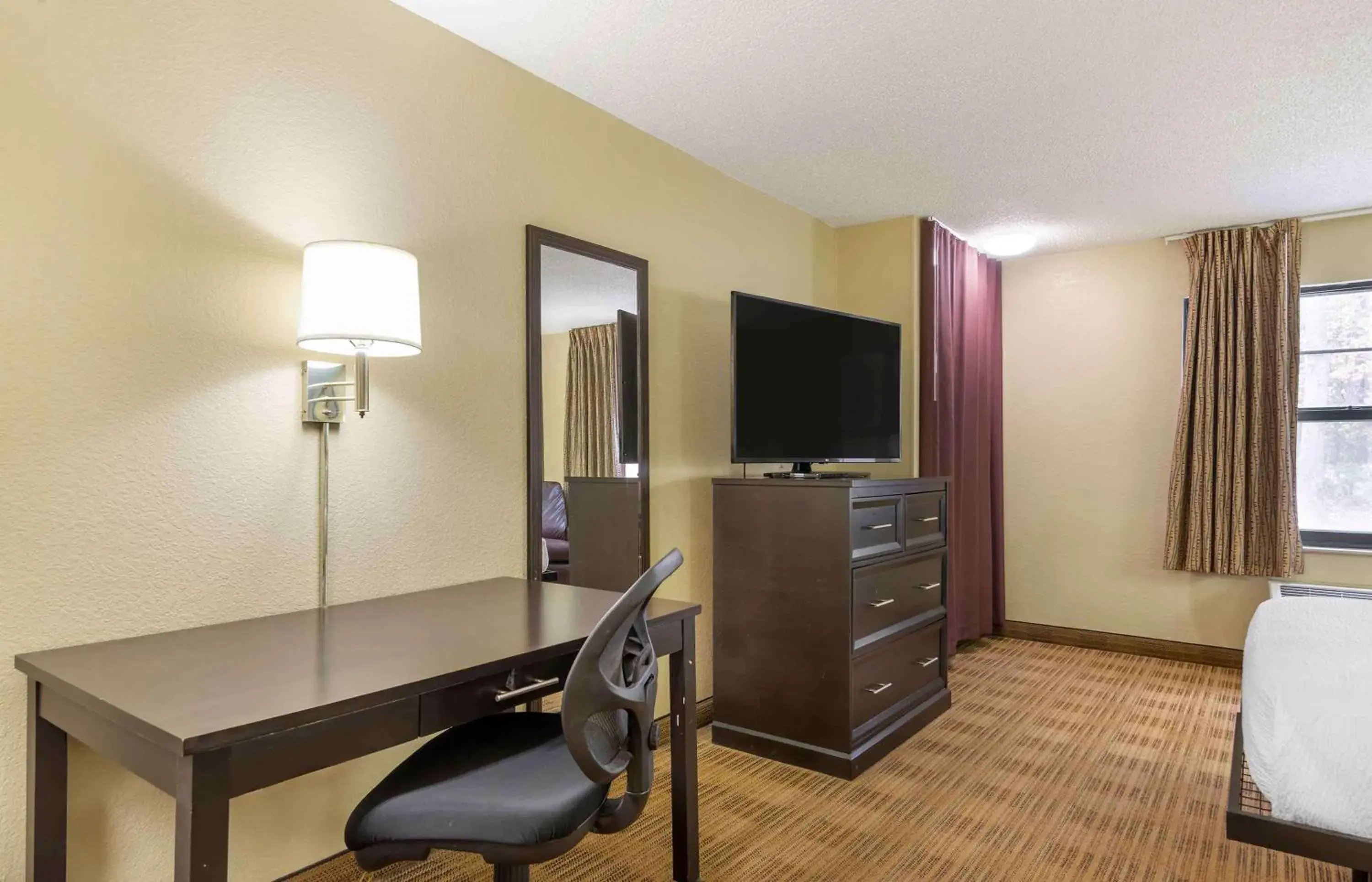 Bedroom, TV/Entertainment Center in Extended Stay America Suites - Columbus - Bradley Park