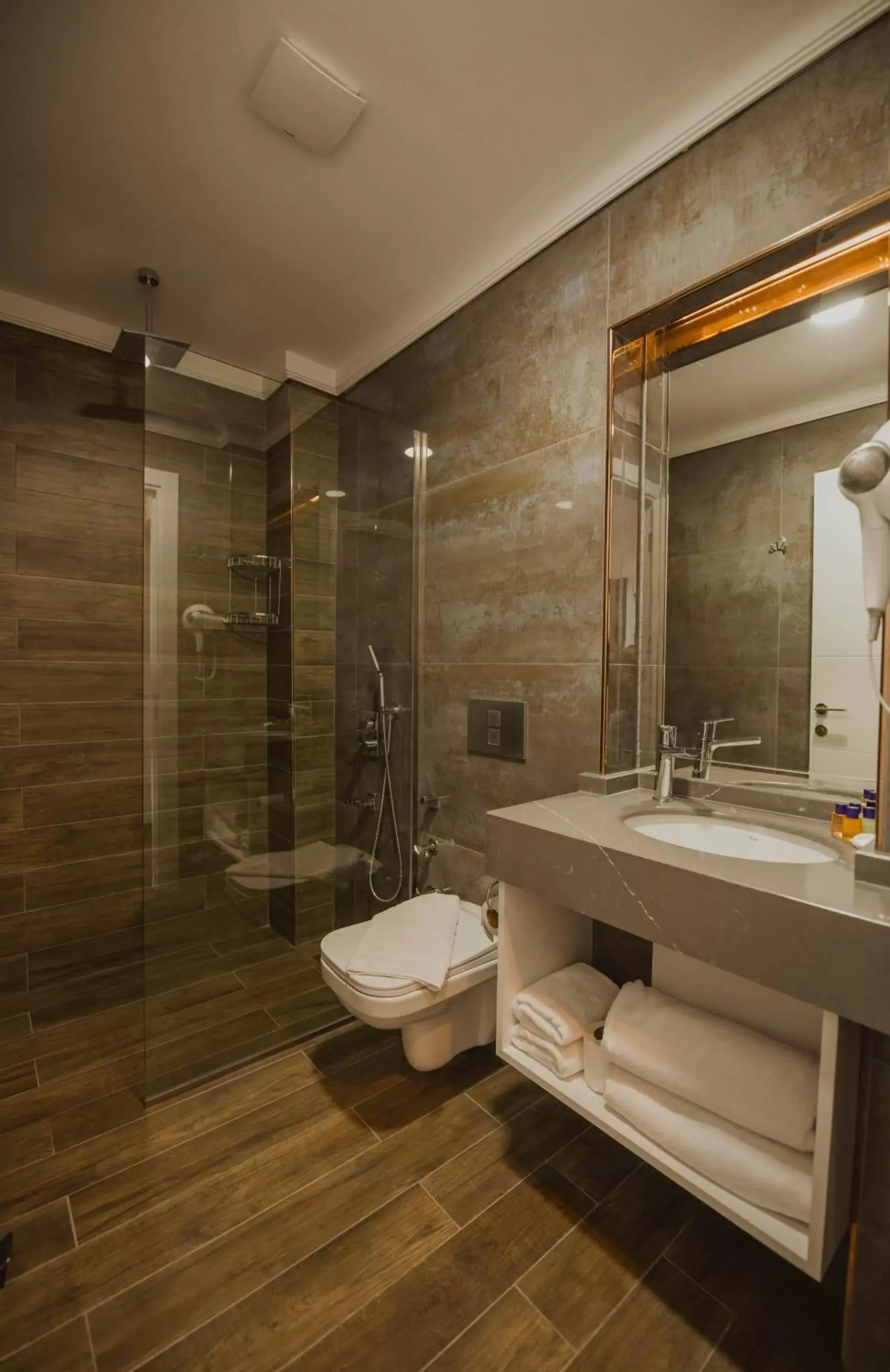 Shower, Bathroom in Peerless Villas Hotel