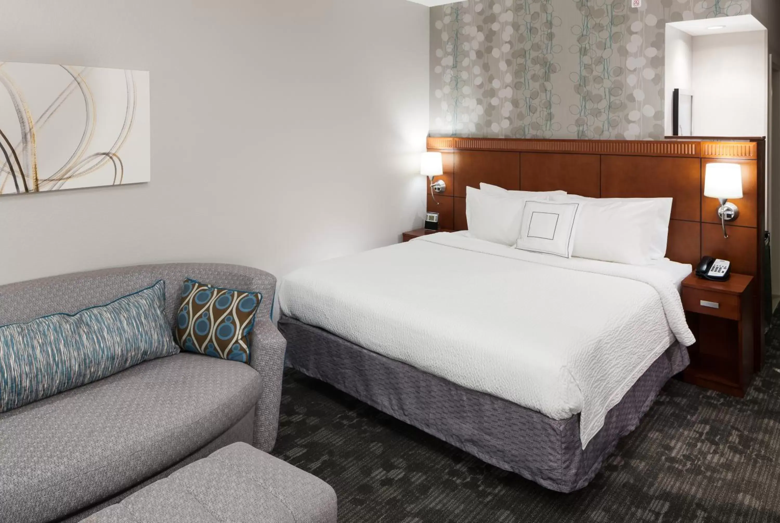 Bedroom, Bed in Courtyard by Marriott Miami at Dolphin Mall