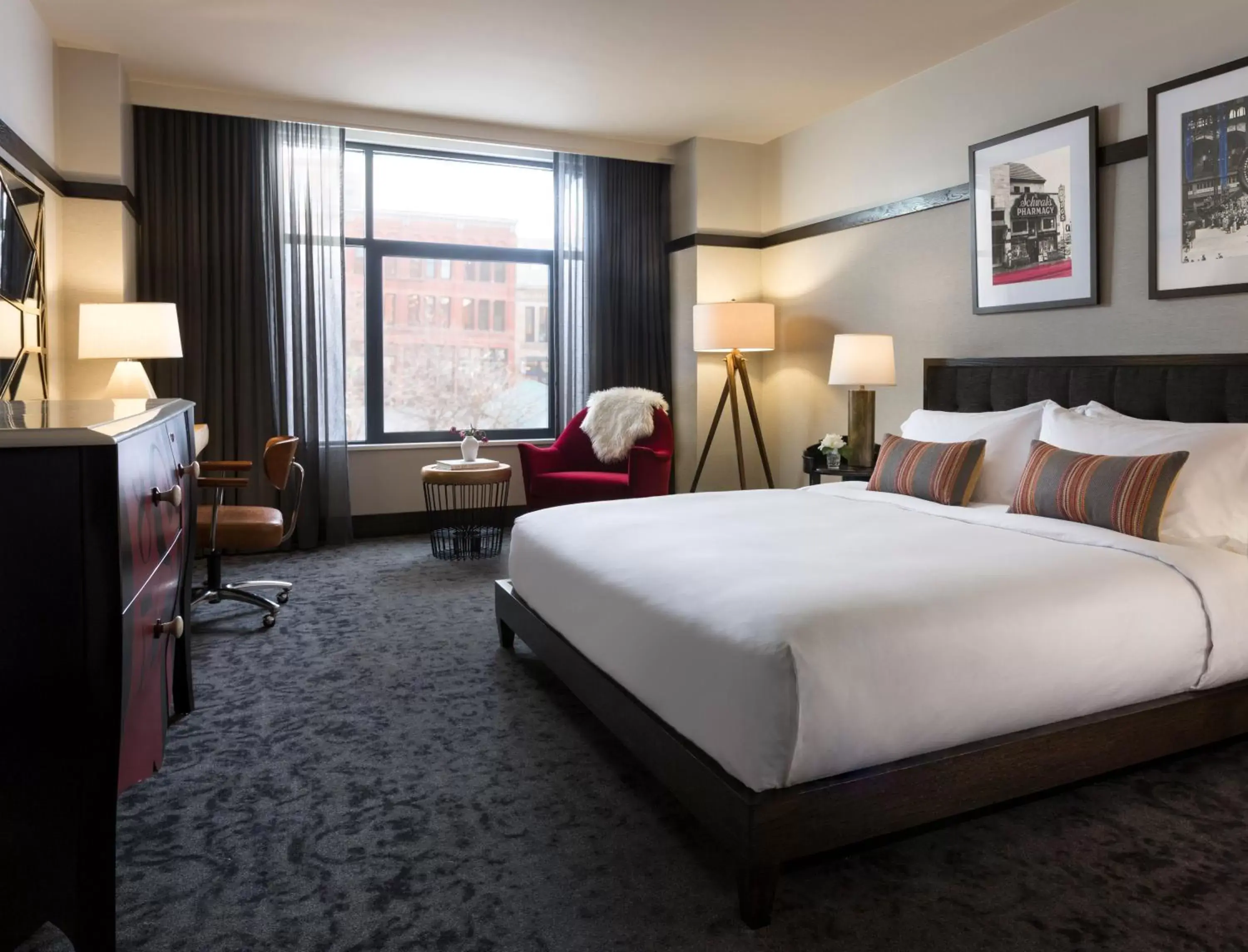 Photo of the whole room, Bed in Kimpton Journeyman Hotel, an IHG Hotel