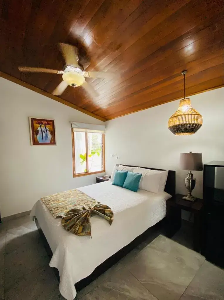 Bed in La Fortuna Lodge by Treebu Hotels