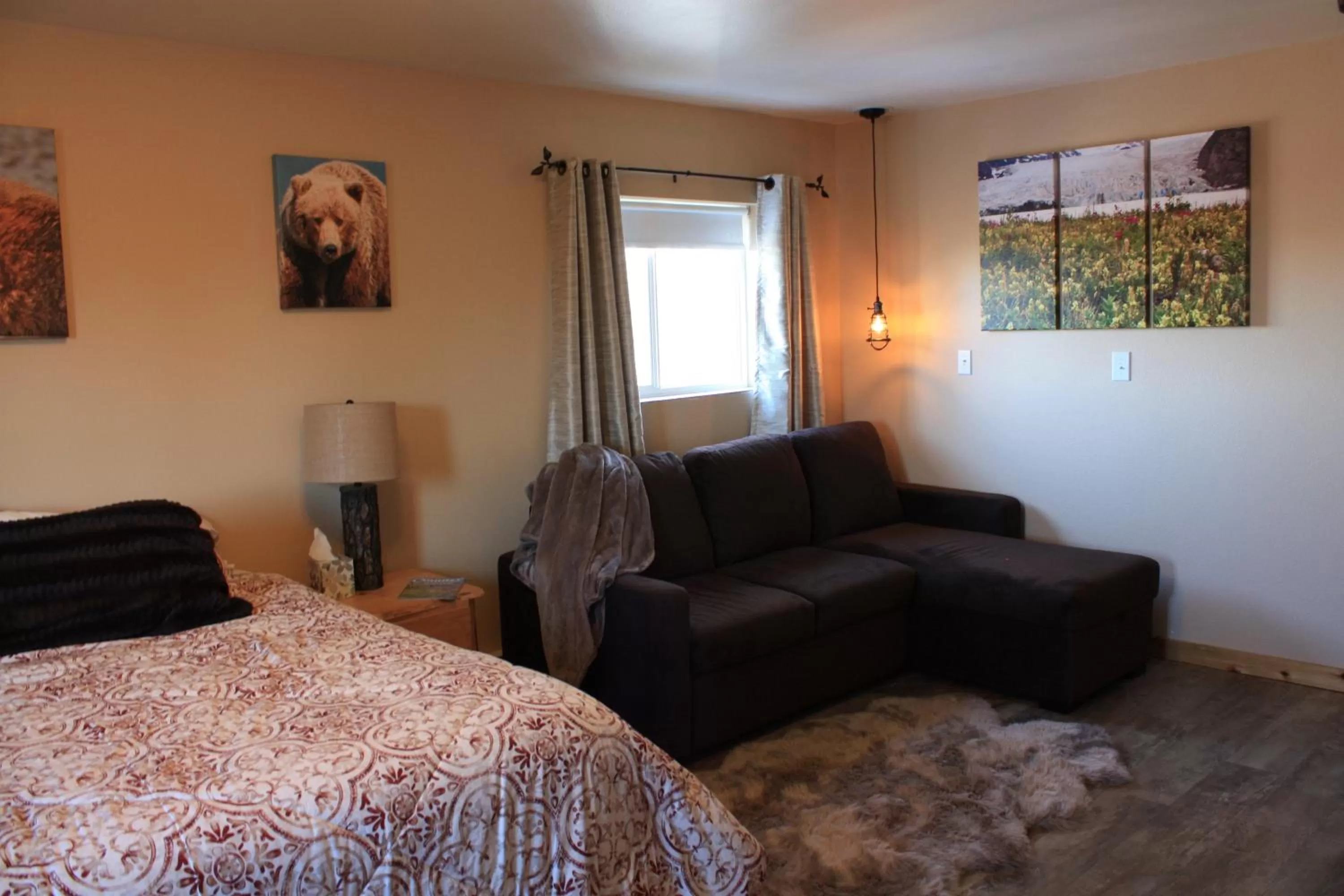 Bedroom, Seating Area in Fishhook Sunrise B&B