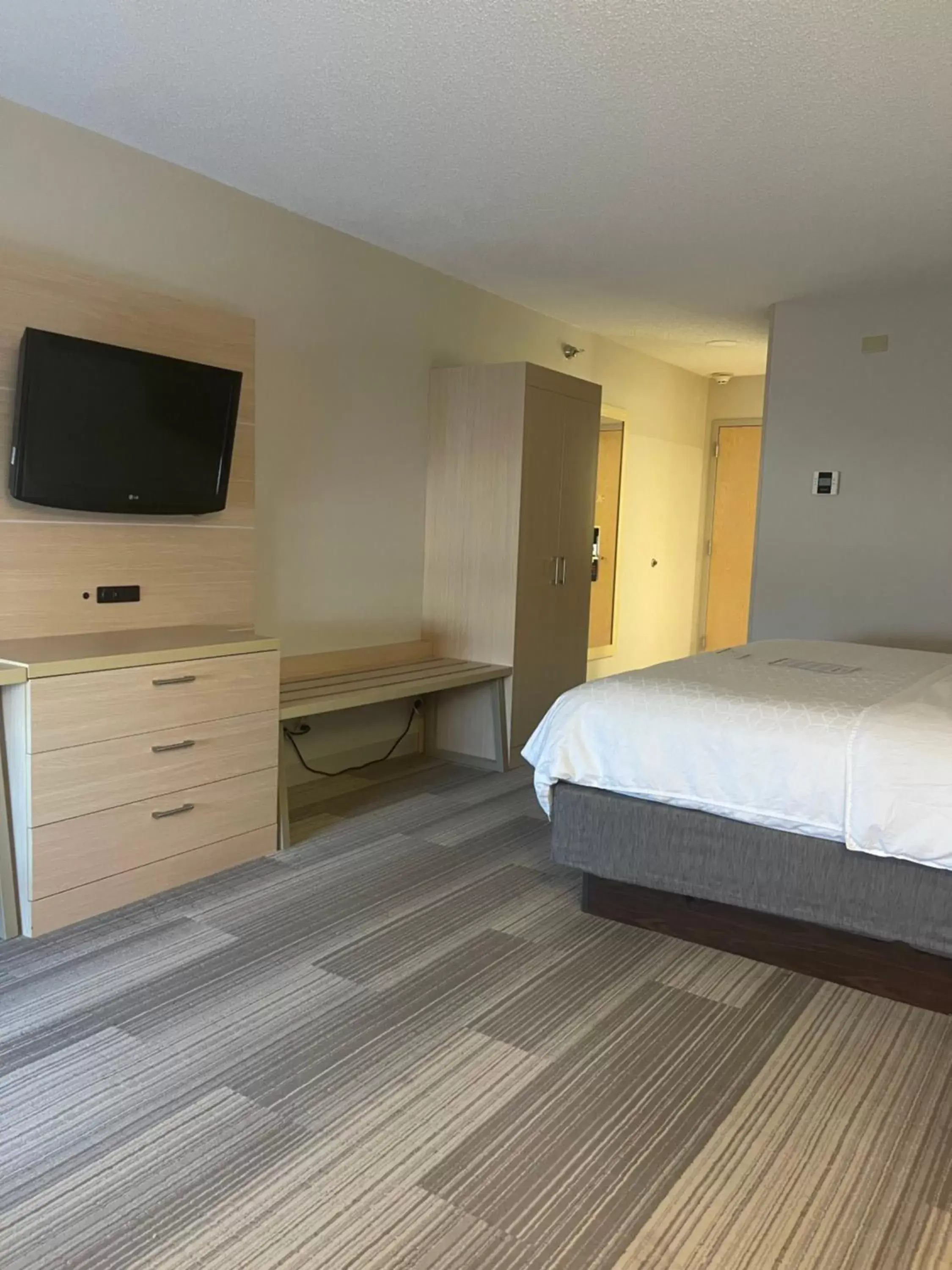 TV and multimedia, Bed in Holiday Inn Express Cedar Rapids - Collins Road, an IHG Hotel