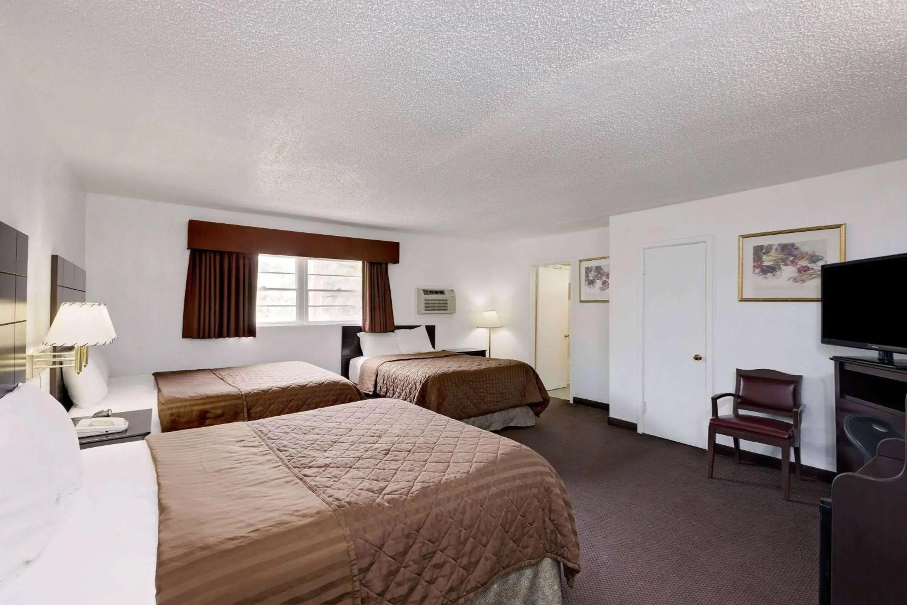 Photo of the whole room, Bed in Travelodge by Wyndham Ozona