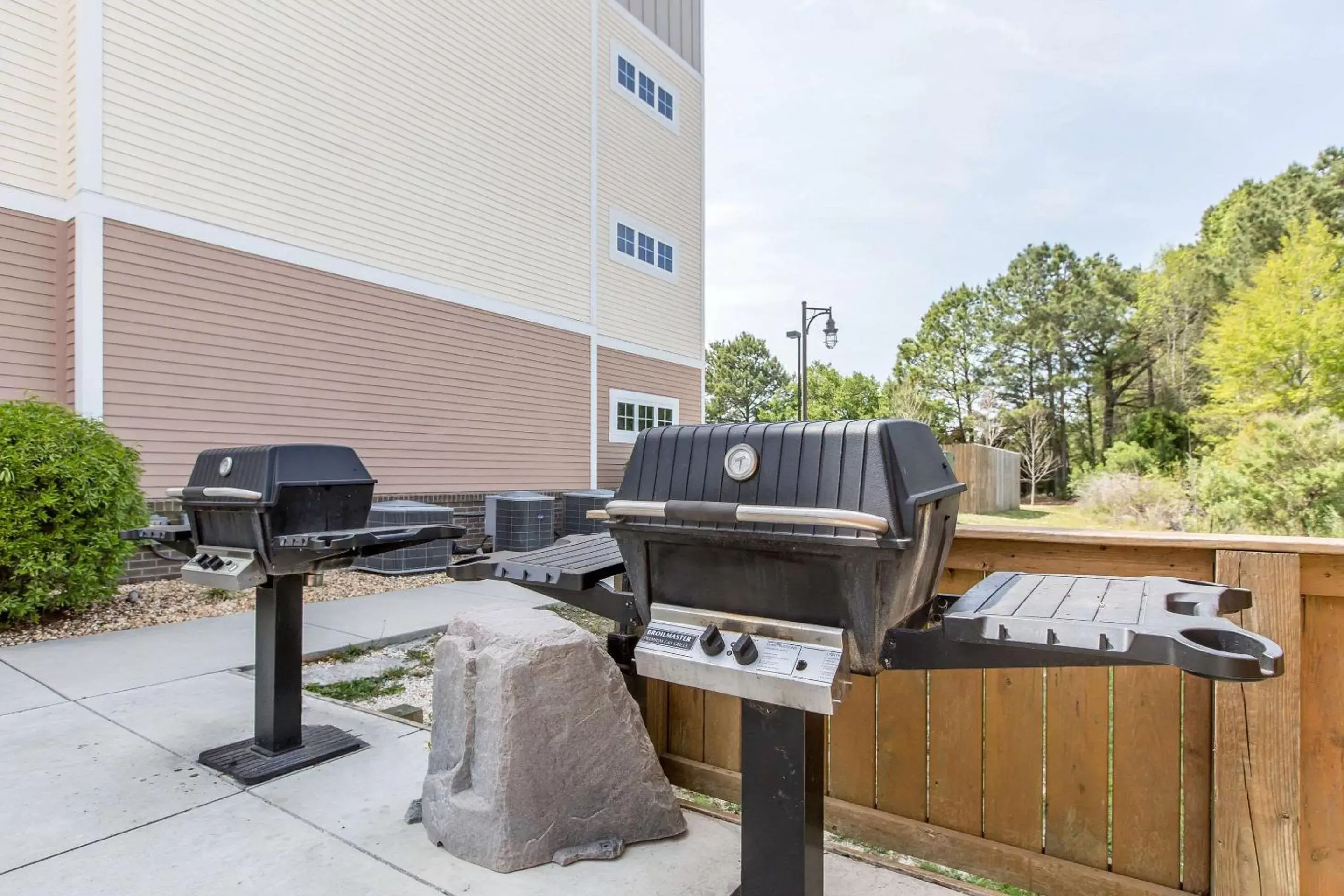 Patio, BBQ Facilities in MainStay Suites Jacksonville near Camp Lejeune