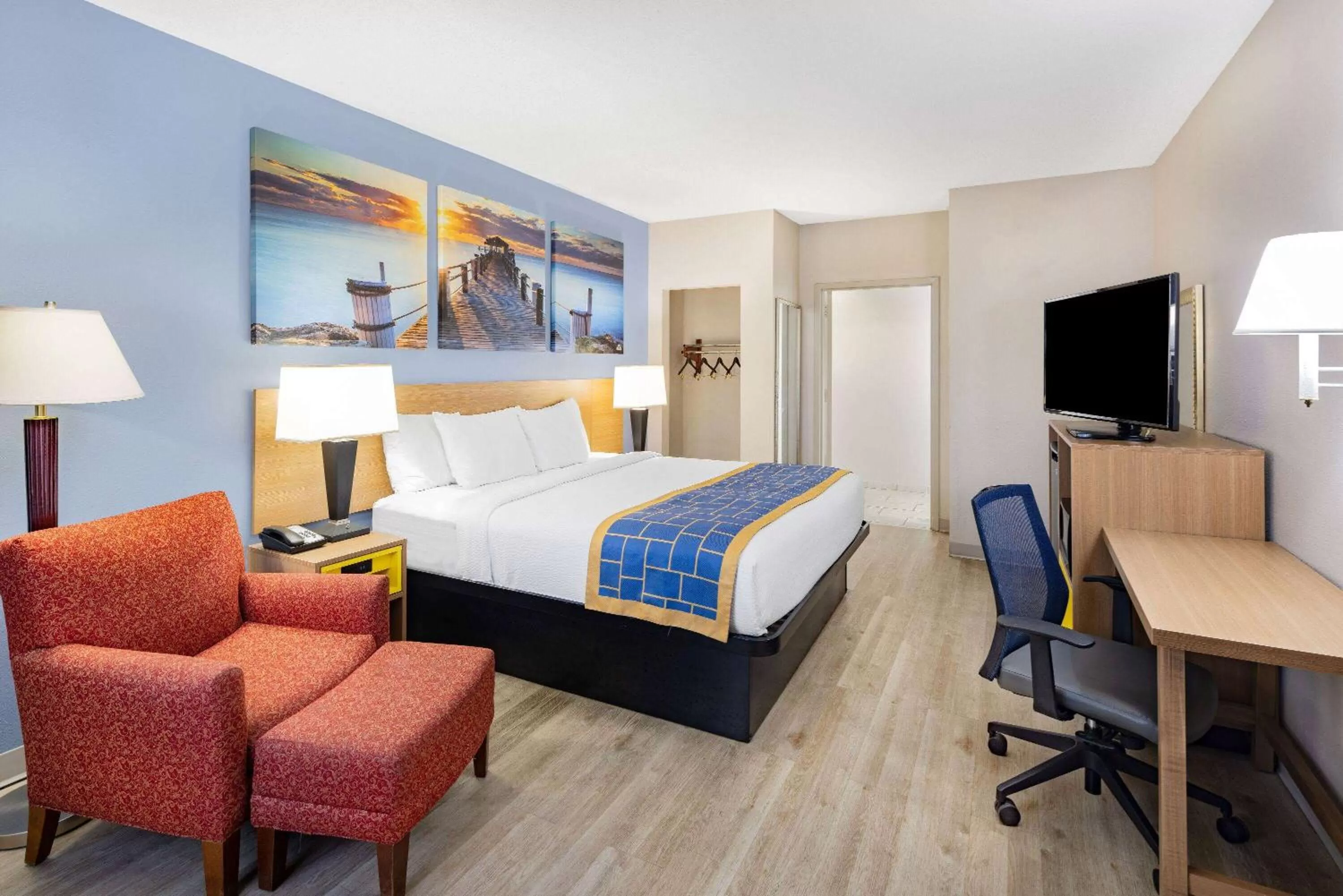 Photo of the whole room, Bed in Days Inn & Suites by Wyndham Savannah Midtown