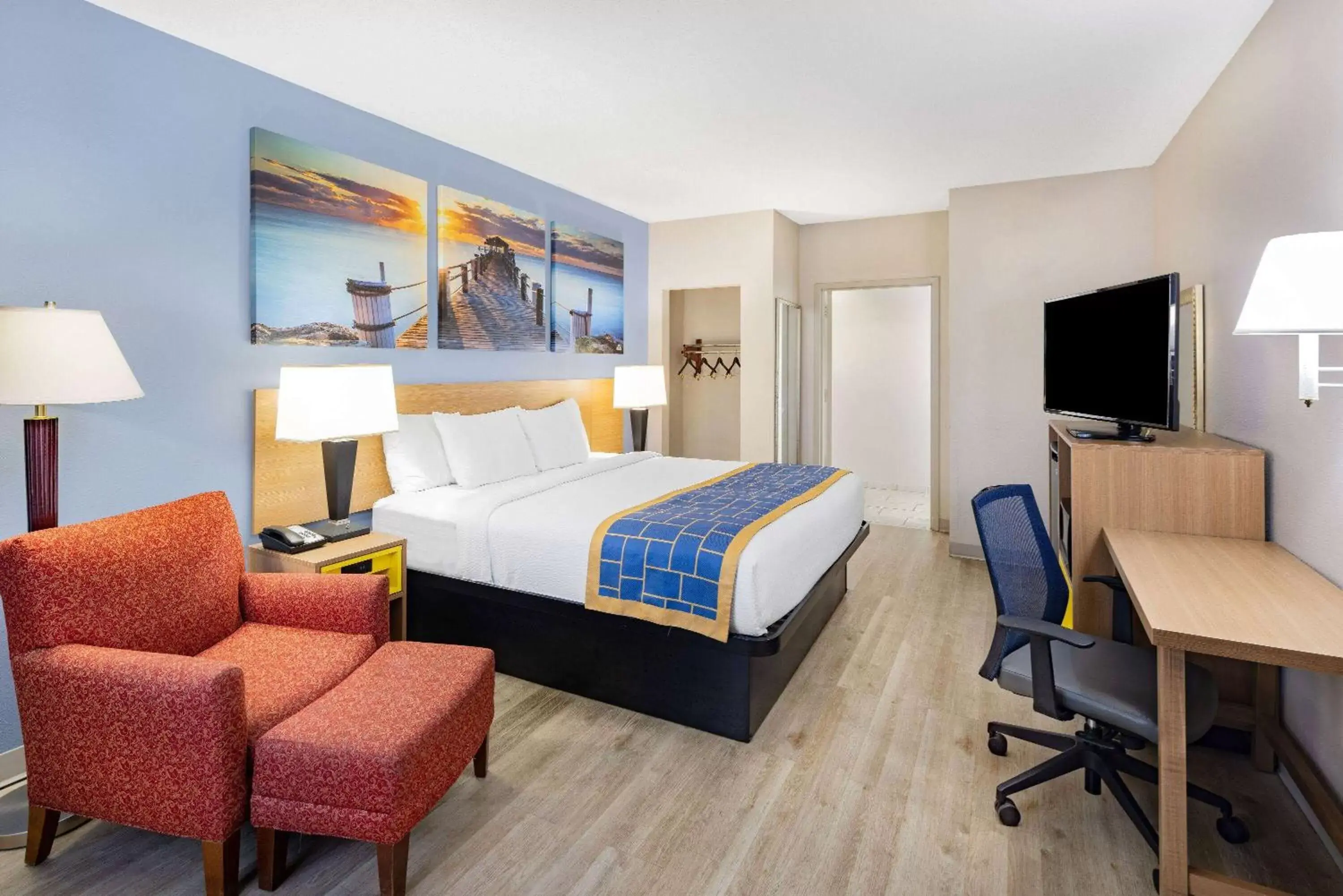 Photo of the whole room in Days Inn & Suites by Wyndham Savannah Midtown