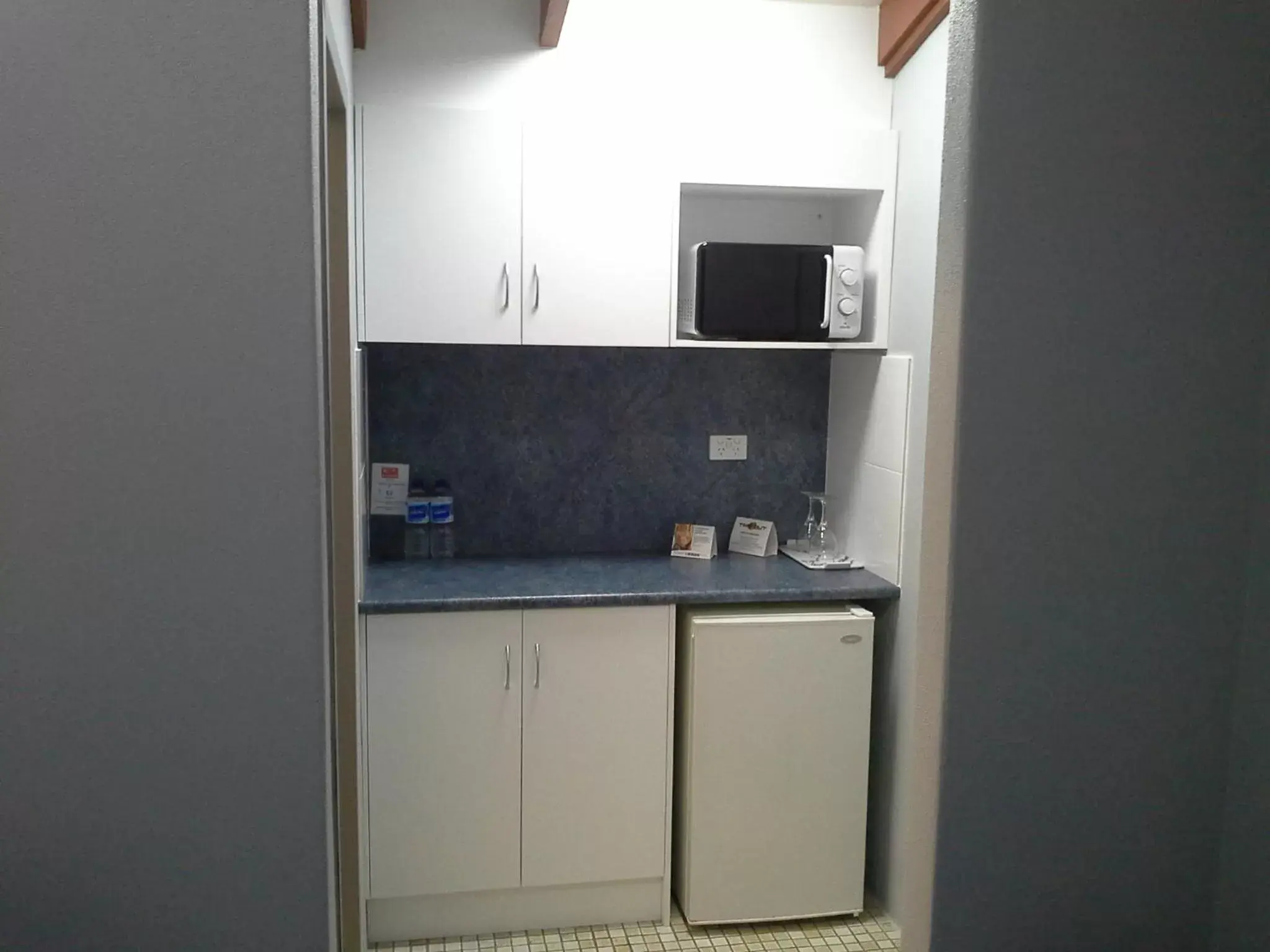 Kitchen or kitchenette, Kitchen/Kitchenette in Hideaway Motor Inn