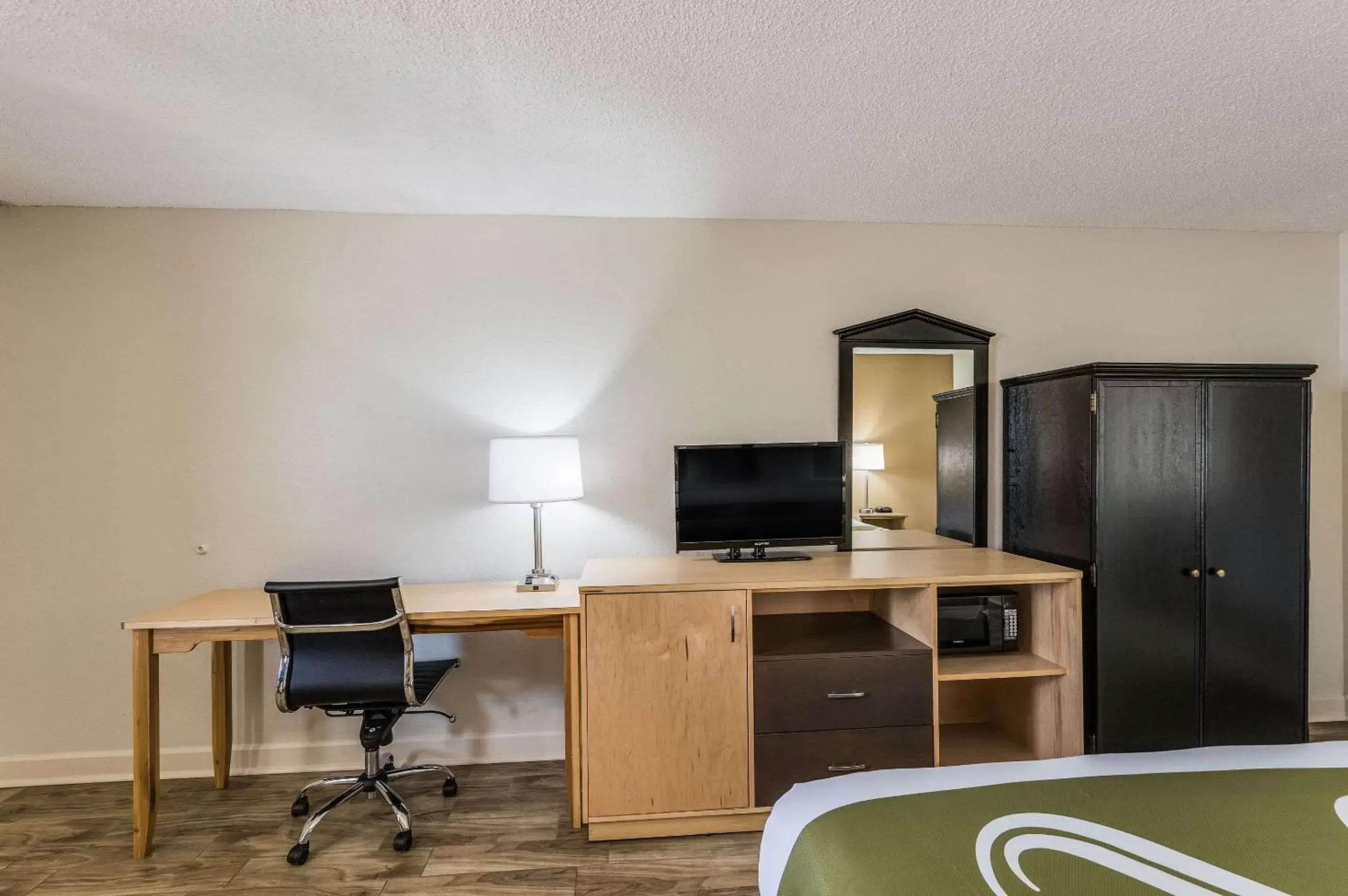 Photo of the whole room, TV/Entertainment Center in Quality Inn & Suites Hot Springs-Lake Hamilton