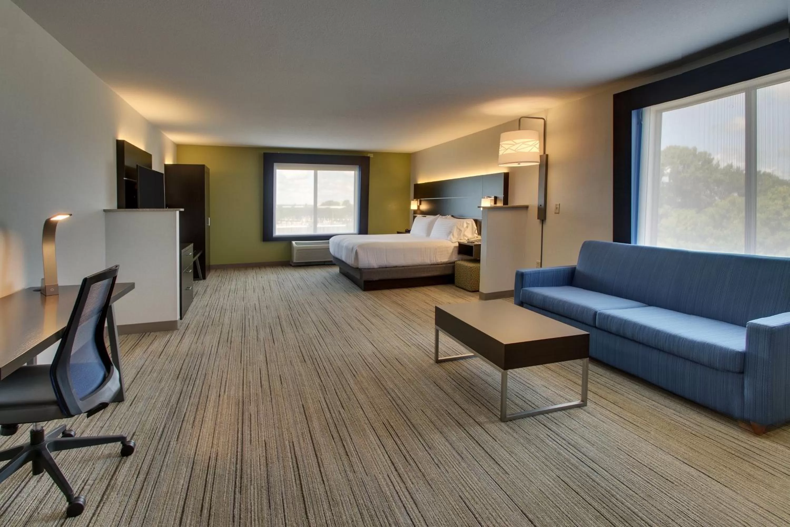 Photo of the whole room, Bed in Holiday Inn Express Hotel & Suites Morris by IHG