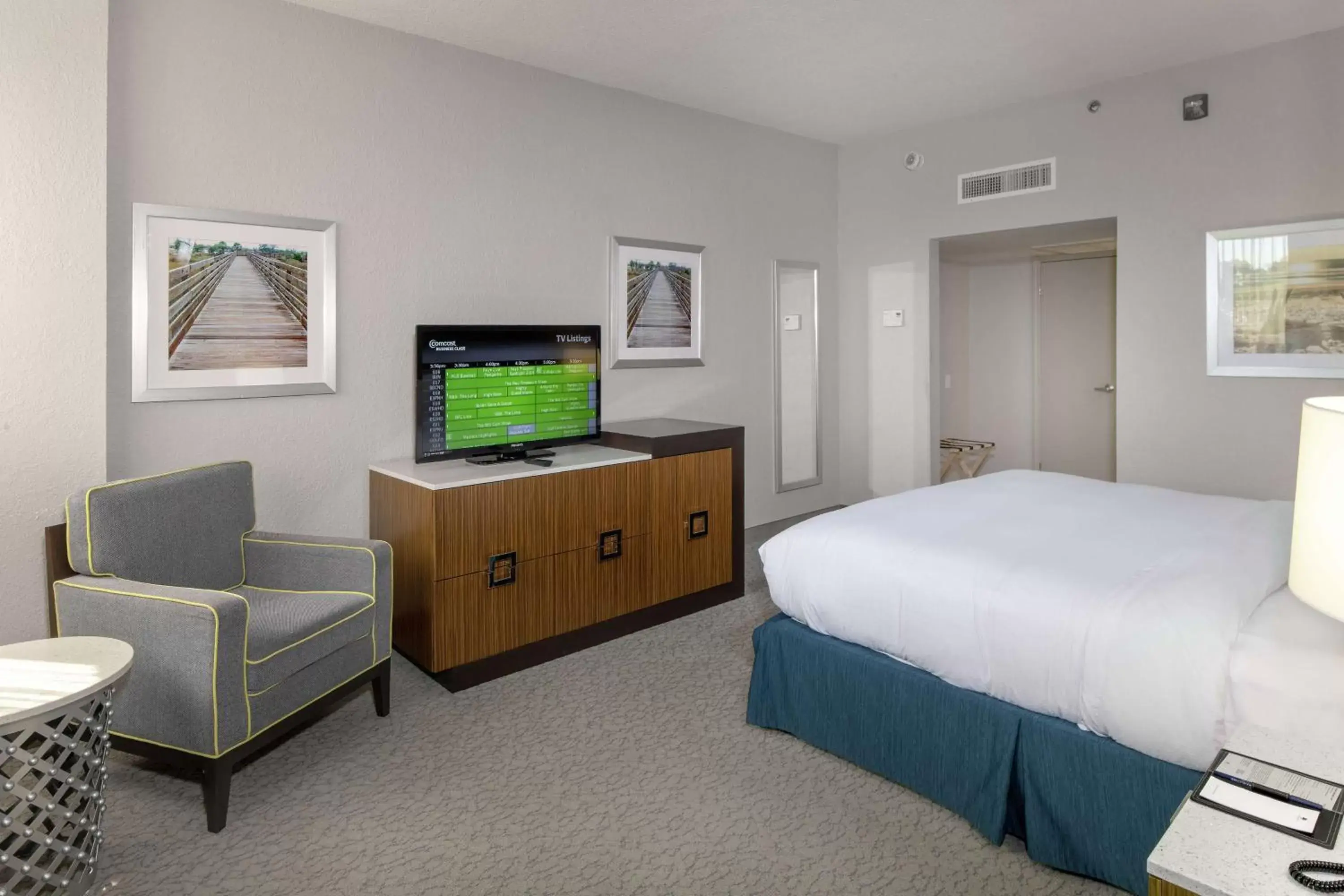 Bedroom, TV/Entertainment Center in DoubleTree by Hilton Hotel Jacksonville Airport