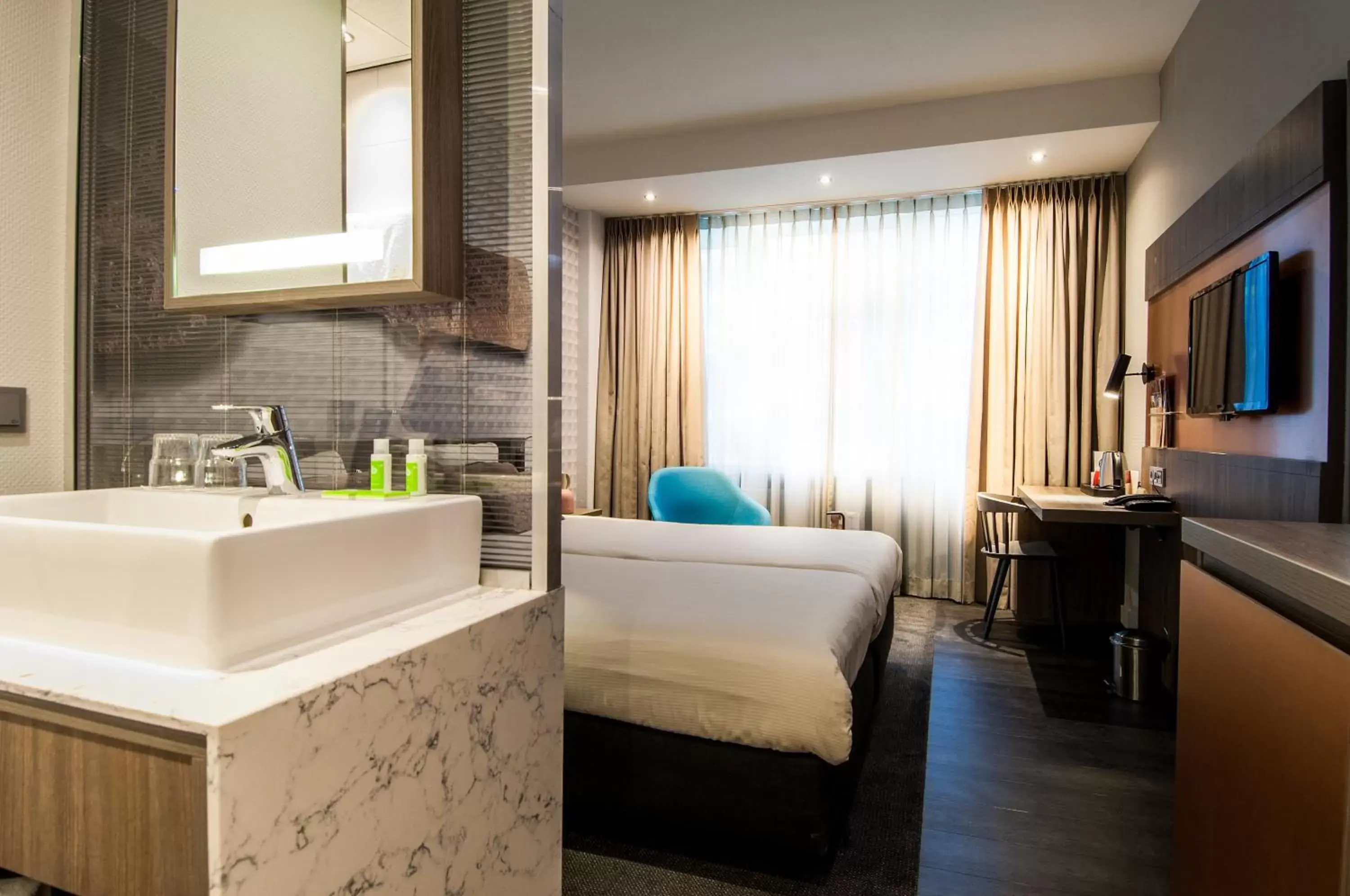 TV and multimedia, Bed in Golden Tulip Leiden Centre TV and multimedia, Bed in Golden Tulip Leiden Centre