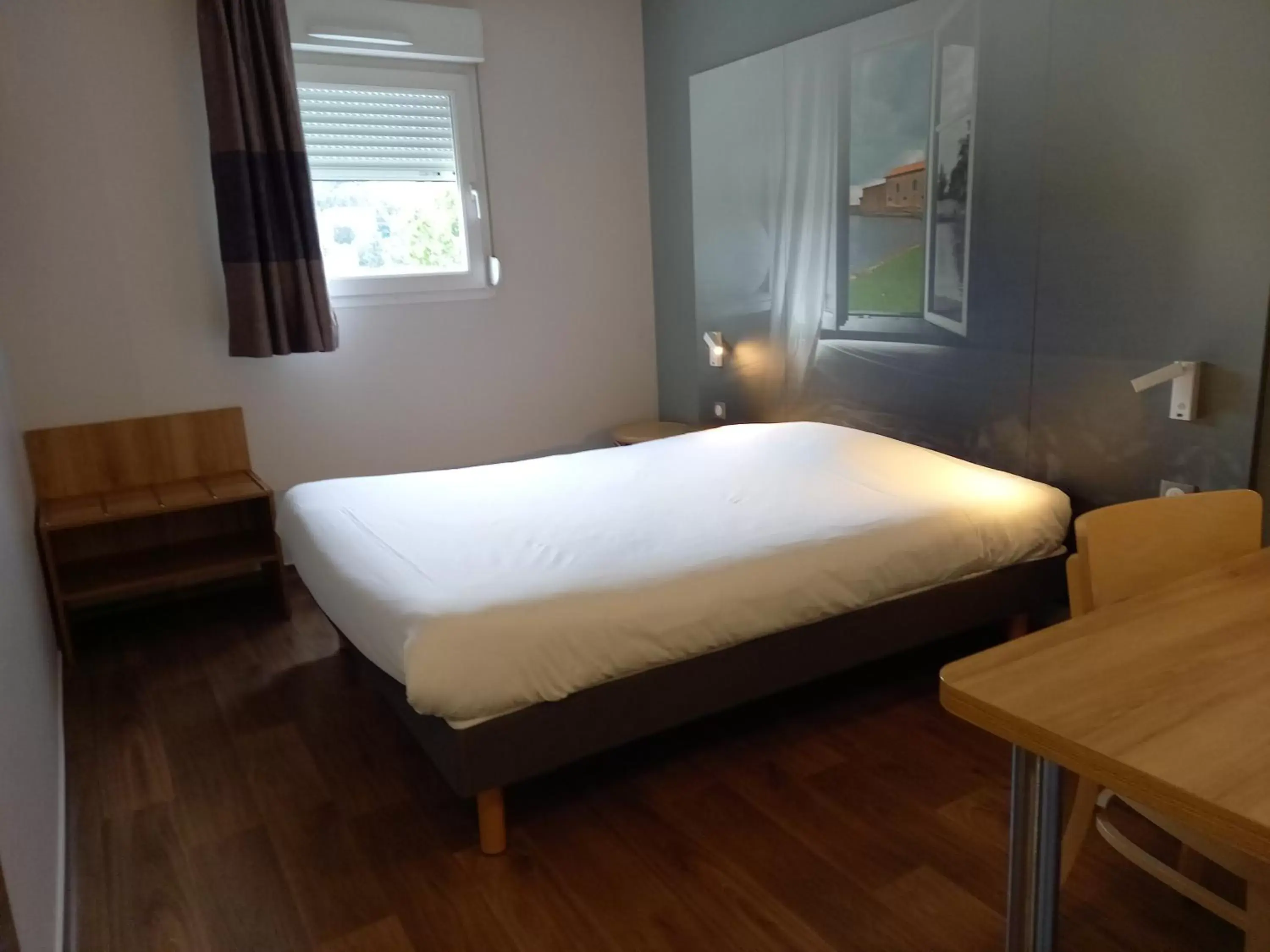 Bed in B&B HOTEL Saint-Etienne Monthieu