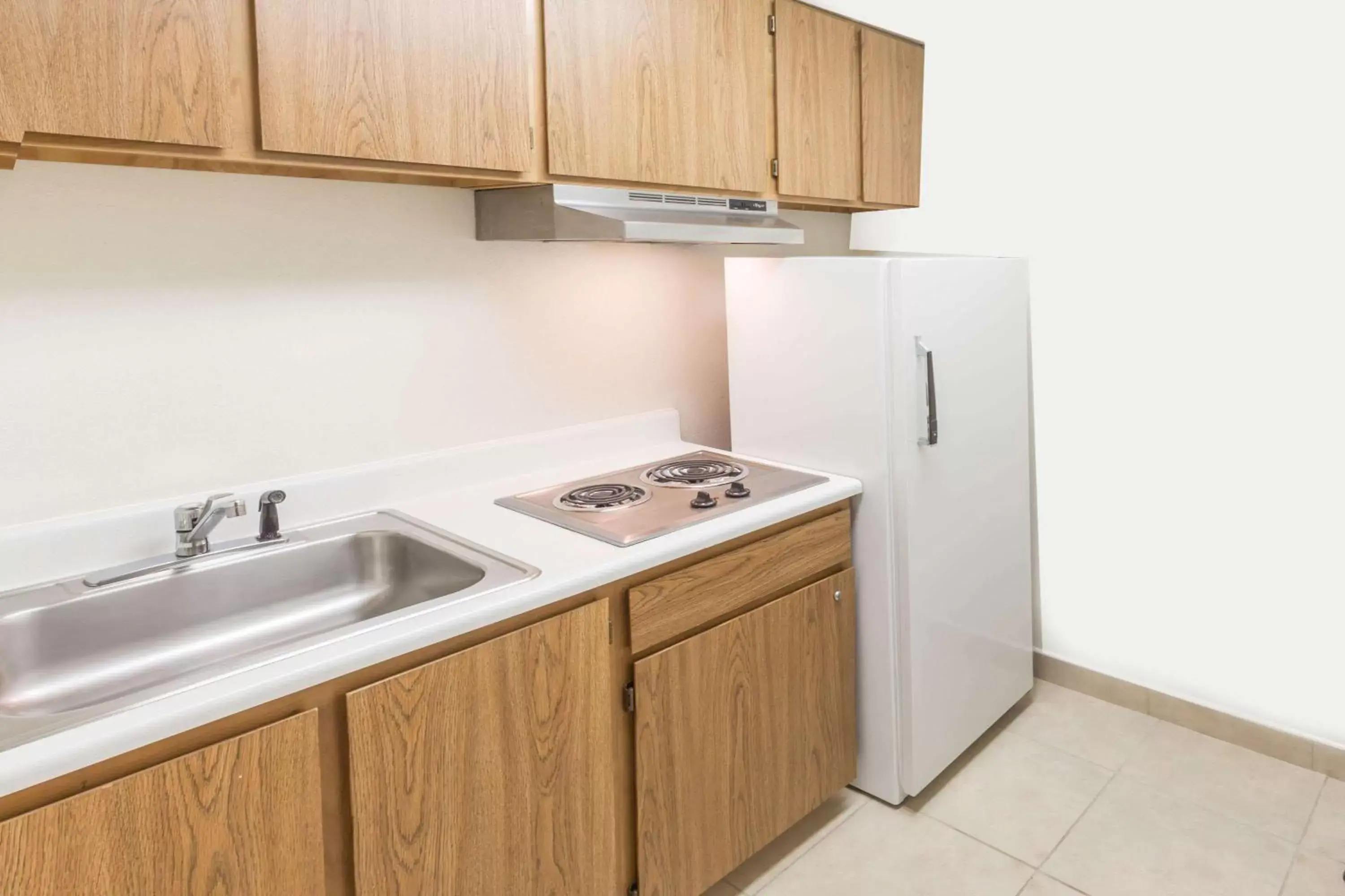 Photo of the whole room, Kitchen/Kitchenette in Howard Johnson by Wyndham Roseburg