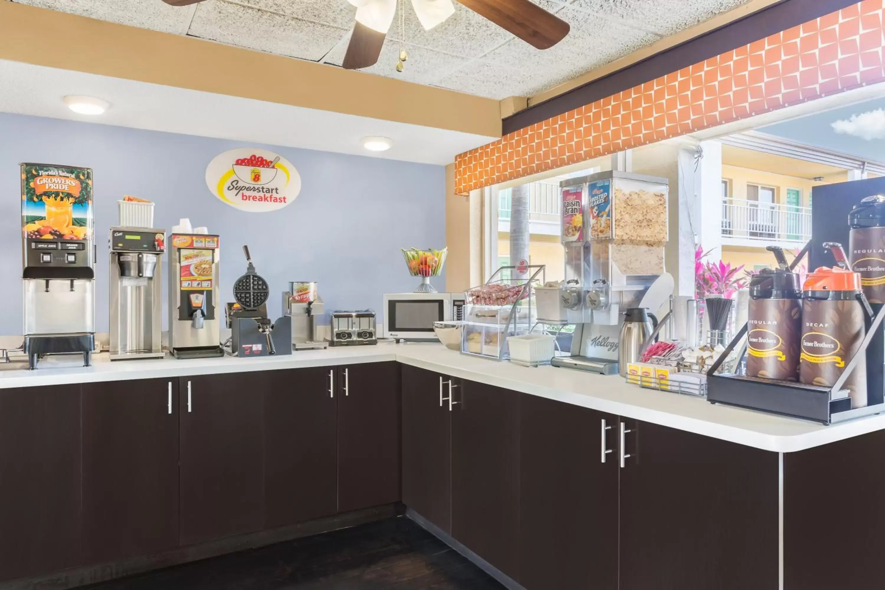 Continental breakfast, Restaurant/Places to Eat in Super 8 by Wyndham Ellenton Bradenton Area