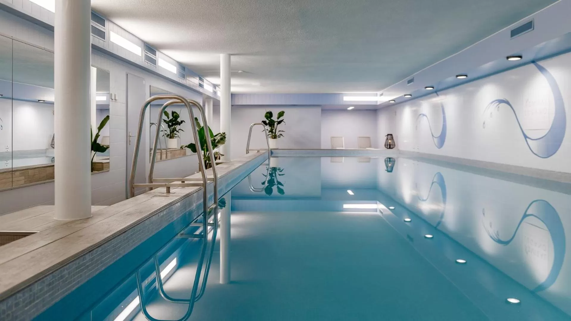 Swimming pool in Hotel Admiral Lugano