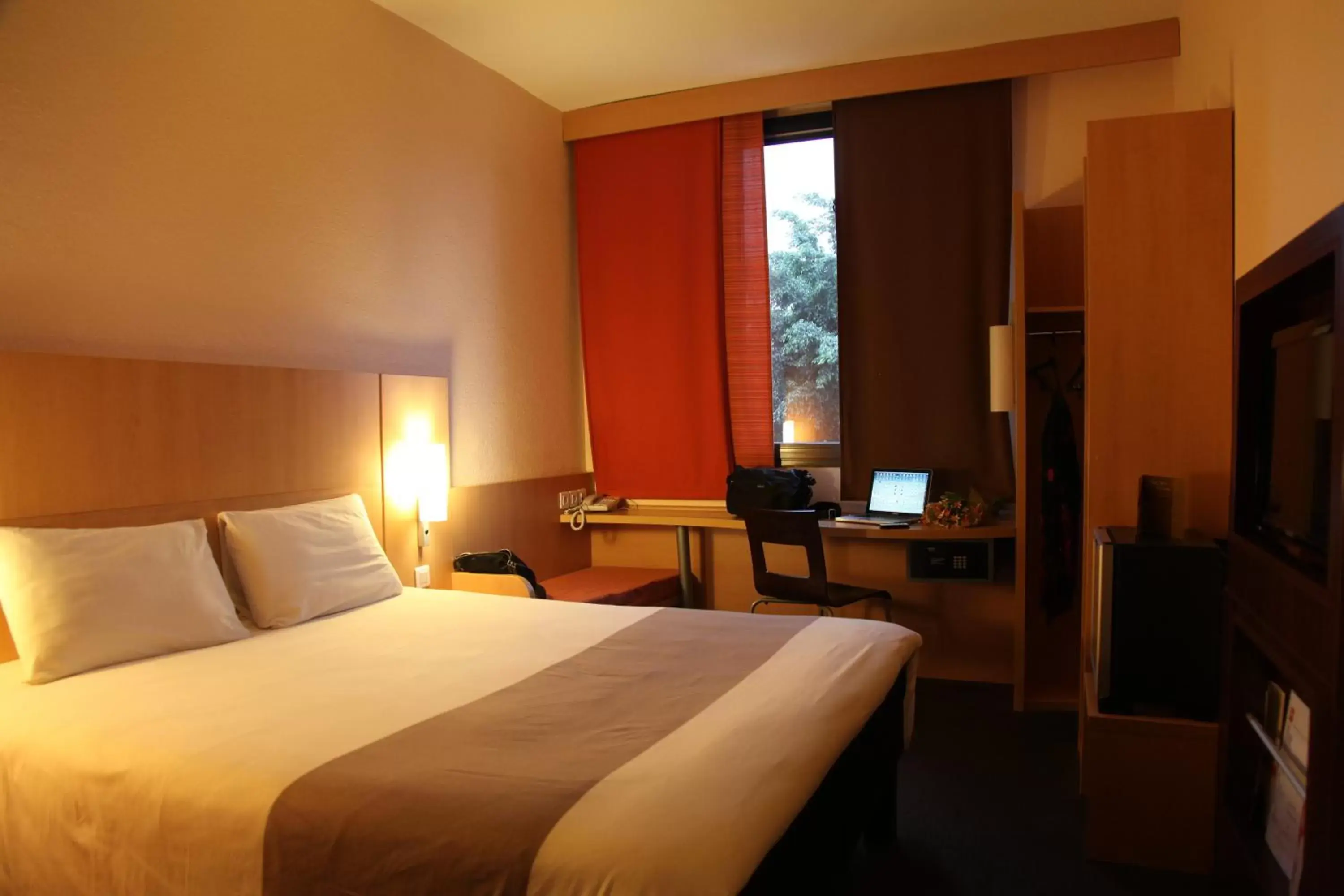 Photo of the whole room, Bed in Ibis Dakar