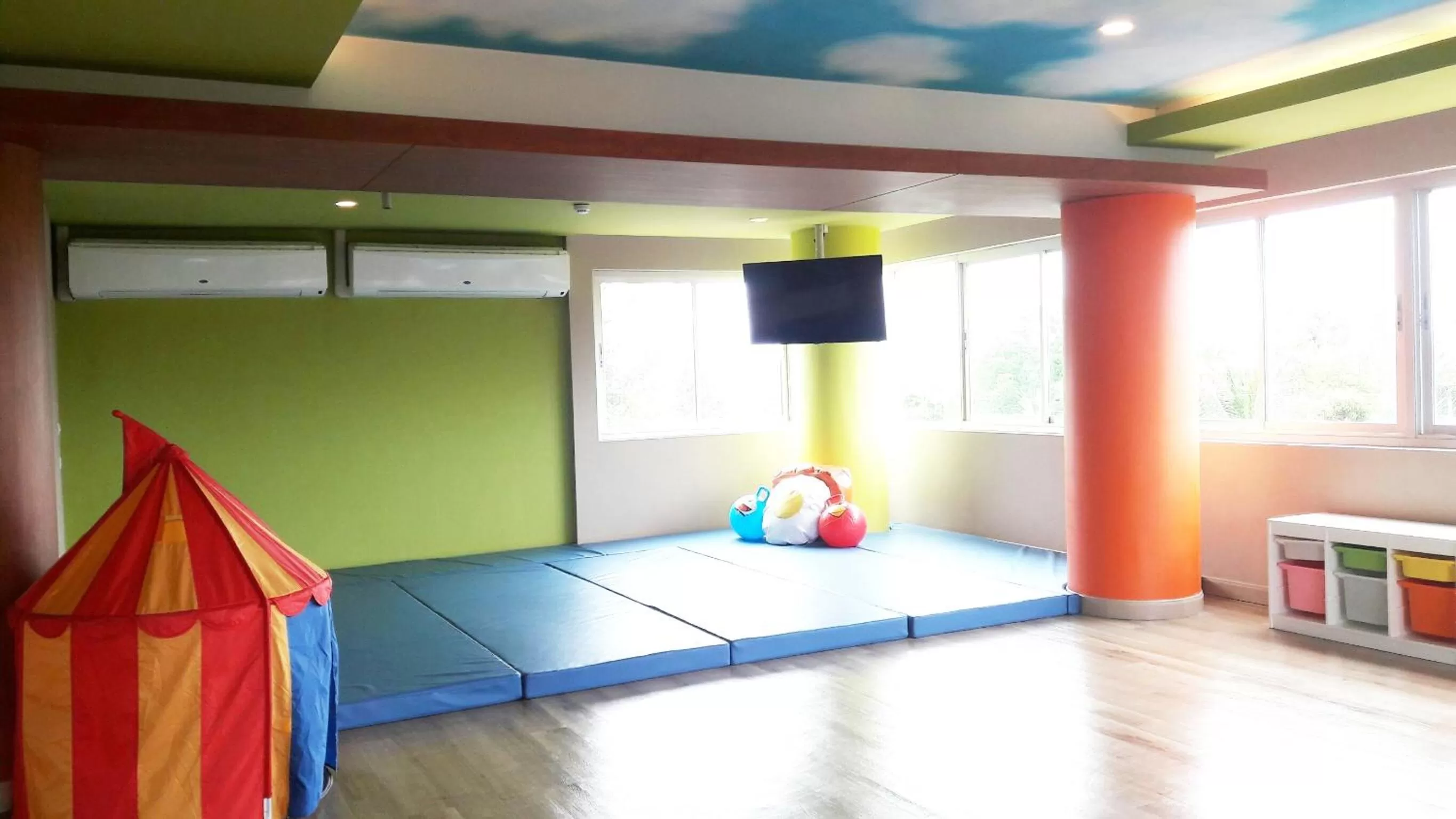 Kids's club, Bed in Long Beach Cha-Am Hotel