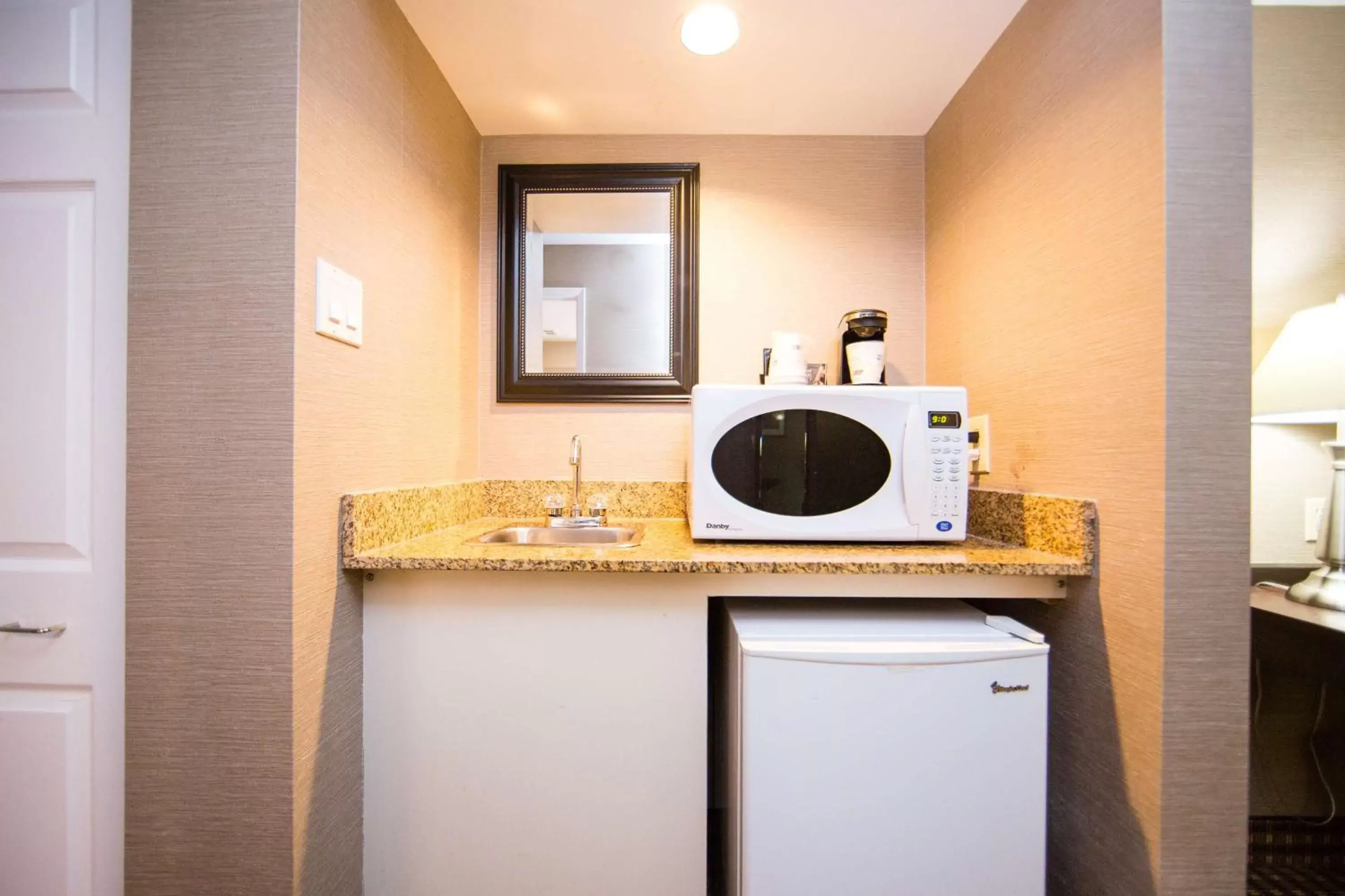 Photo of the whole room, Kitchen/Kitchenette in Best Western Plus Ottawa Kanata Hotel and Conference Centre
