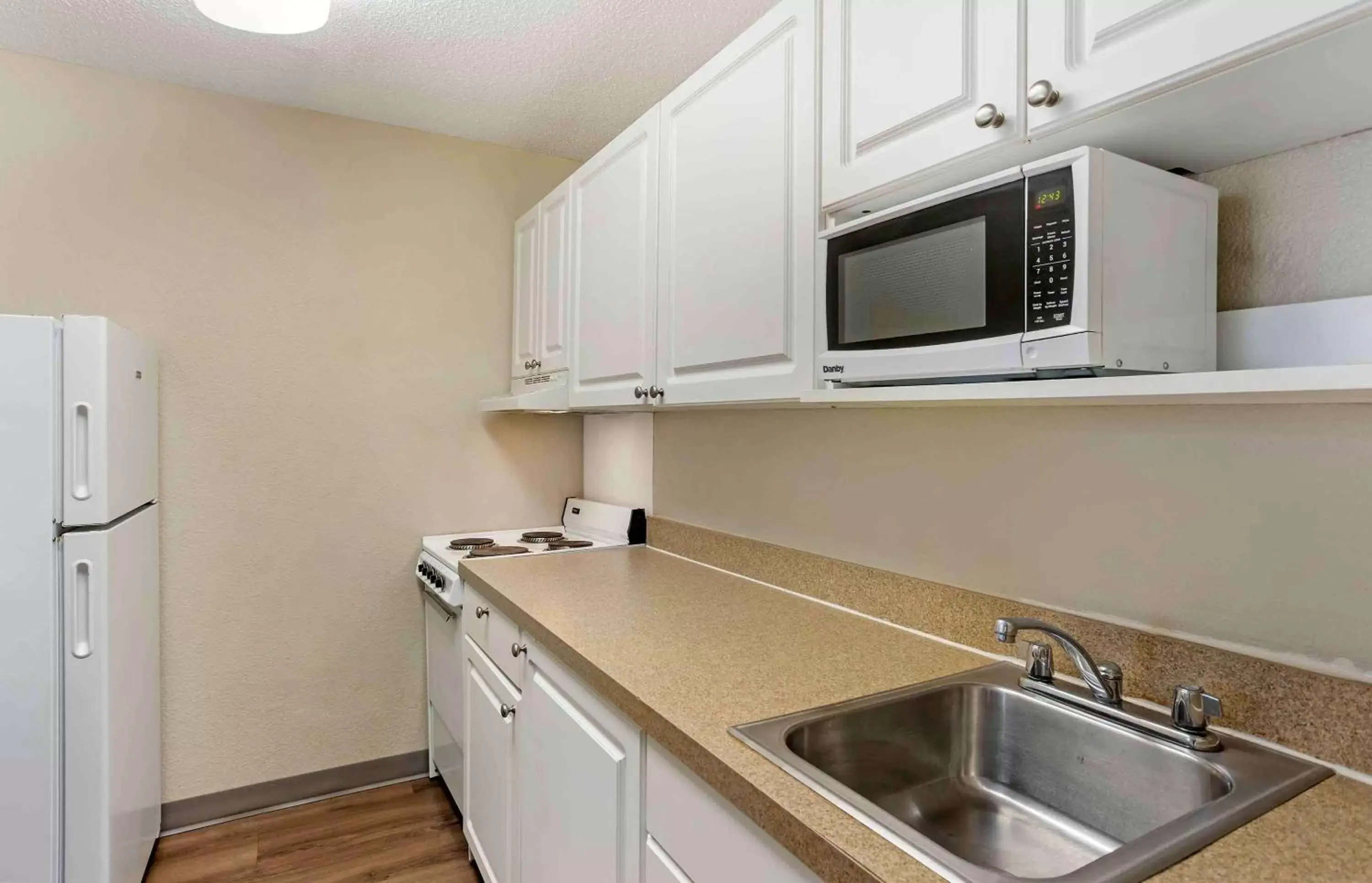 Bedroom, Kitchen/Kitchenette in Extended Stay America Suites - Philadelphia - Mt Laurel - Pacilli Place