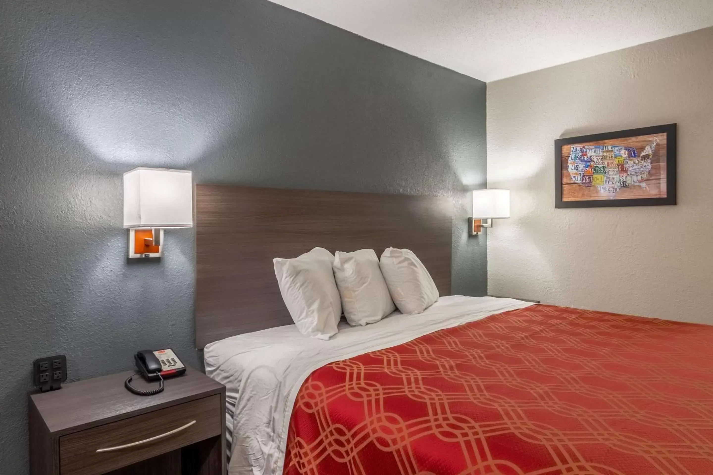 Photo of the whole room, Bed in Econo Lodge East Ridge - Chattanooga