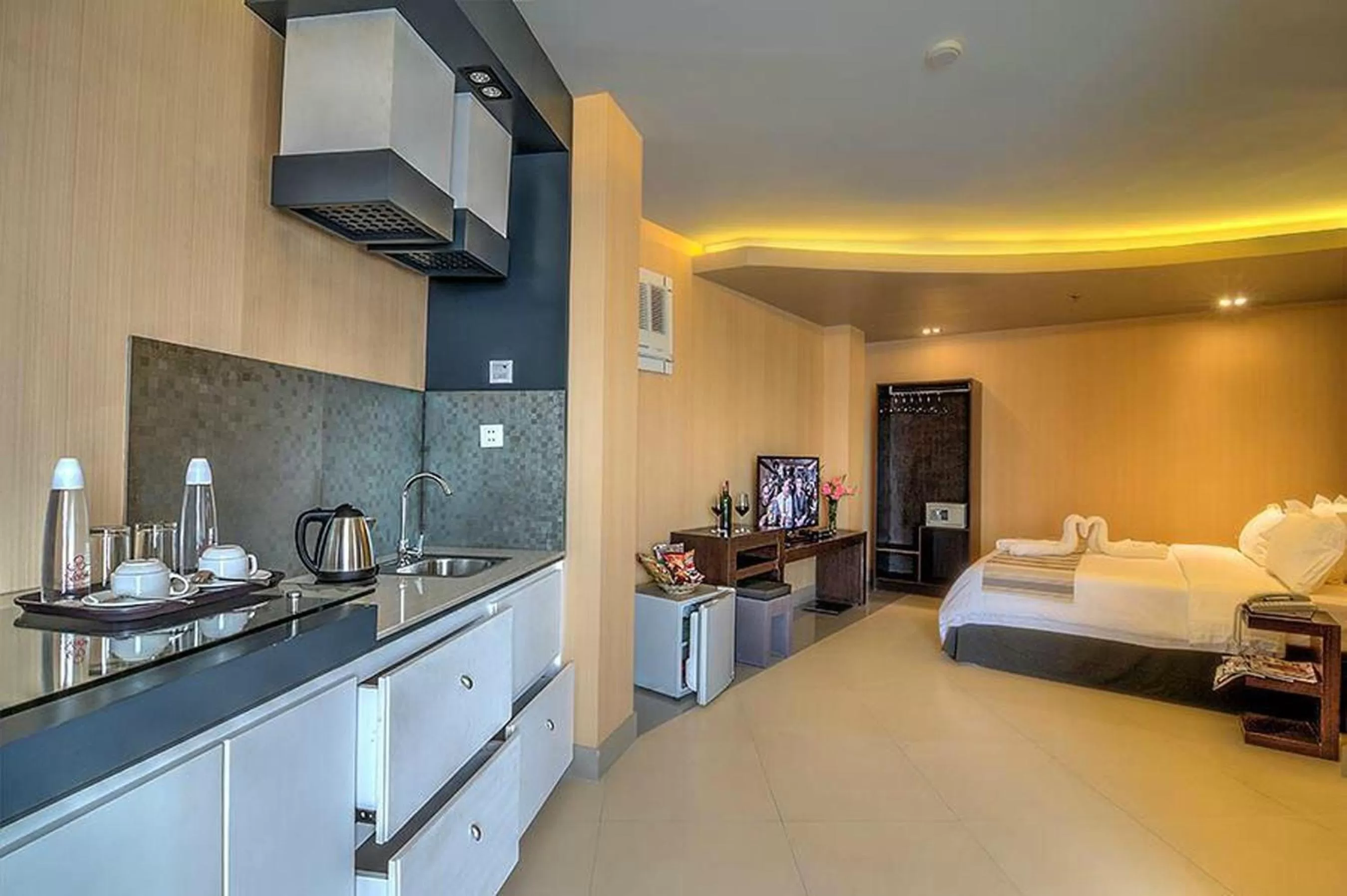 Kitchen or kitchenette, Bed in Eloisa Royal Suites