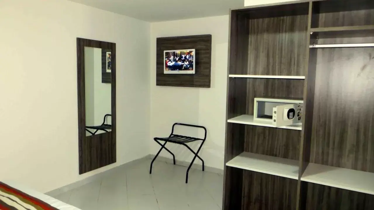 Bedroom, TV/Entertainment Center in Hotel Enseada dos Corais