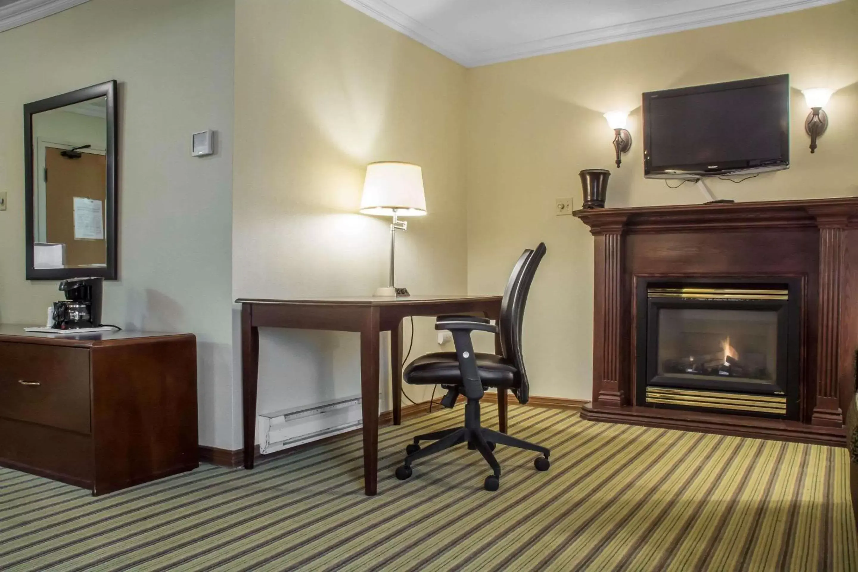 Photo of the whole room, TV/Entertainment Center in Quality Inn Peterborough