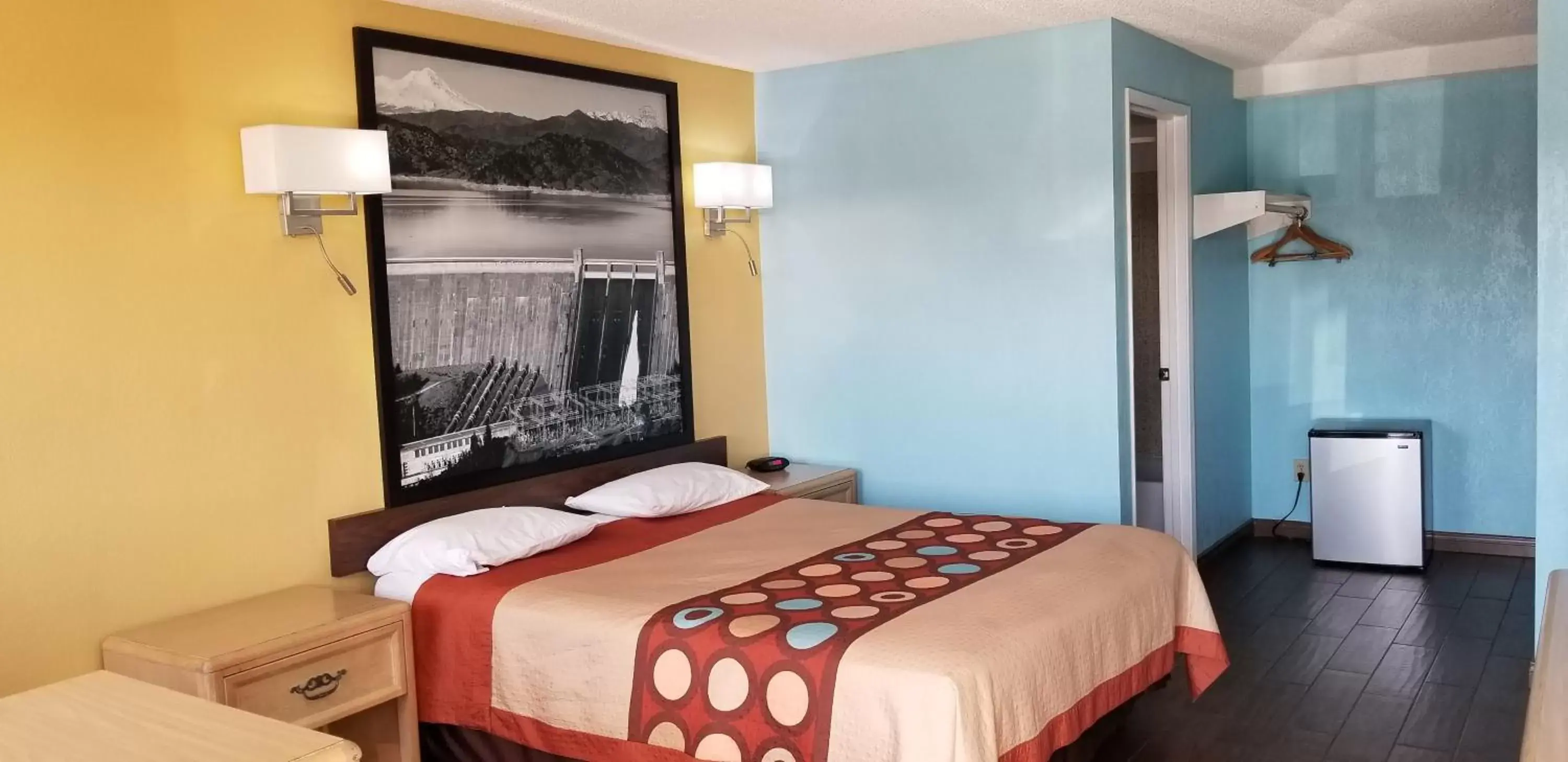 Bed in Super 8 by Wyndham Bishop Bed in Super 8 by Wyndham Bishop