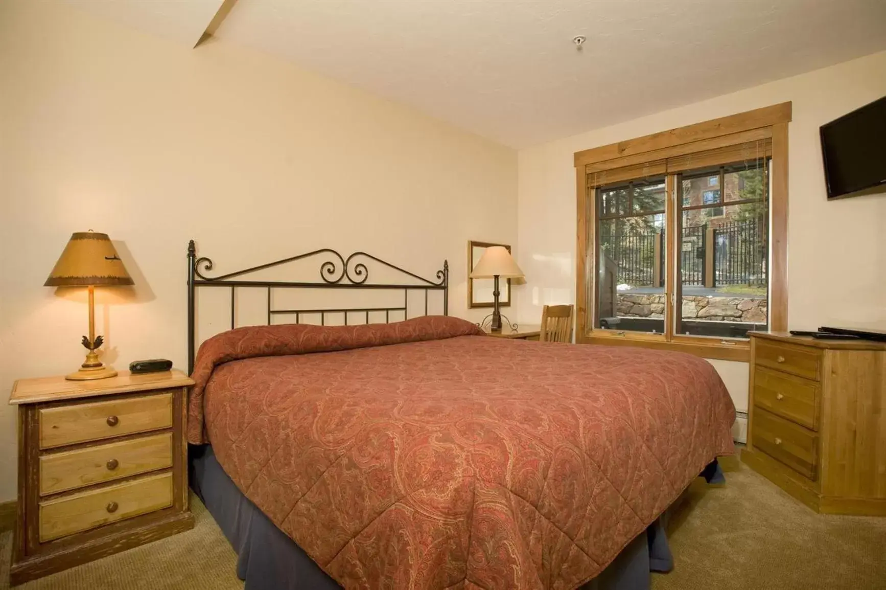 Photo of the whole room, Bed in Mountain Thunder Lodge